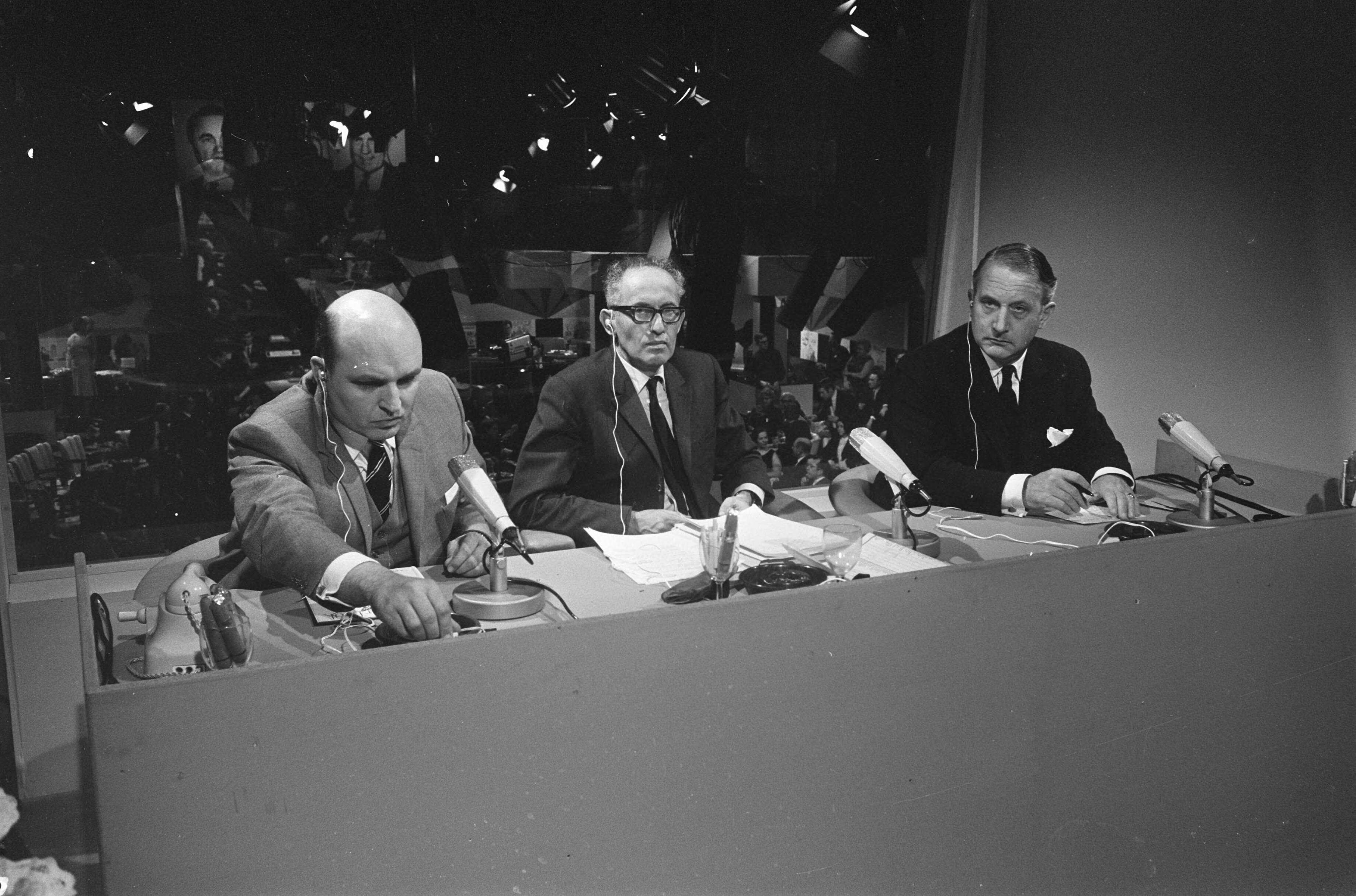 Fotocollectie Anefo — Presidentsverkiezingen Amerika v.l.n.r. de drie commentatoren, H.J. Neuman , prof.dr. L. de Jong en mr. G.B.J. Hilterman — Foto: Koch, Eric / Anefo. Licentie: Set B: Rechtenvrij / Publiek Domein. Bron: Nationaal Archief. http://hdl.handle.net/10648/ab5394d2-d0b4-102d-bcf8-003048976d84