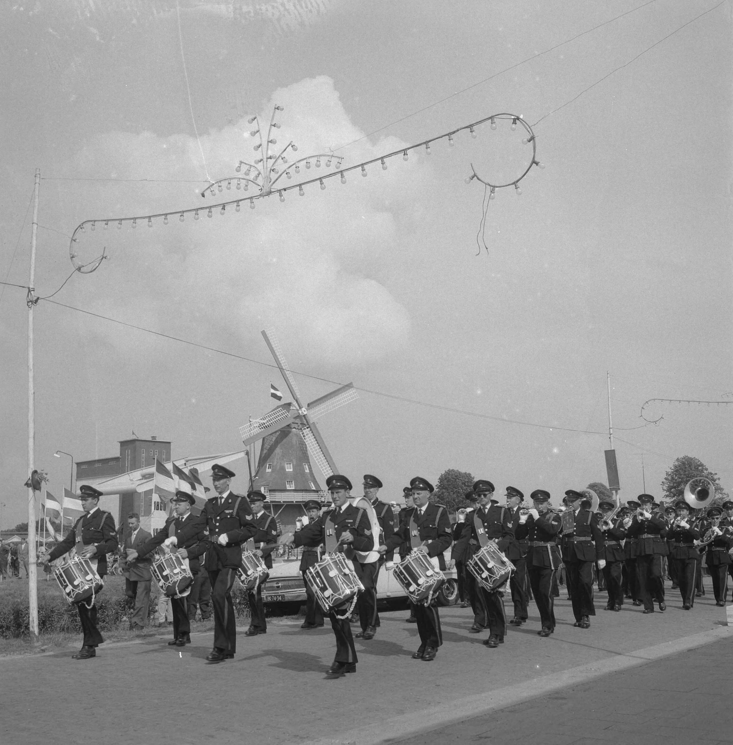 Burgemeester Van Hall bezoekt Nieuw Amsterdam, dat 100 jaar bestaat — Burgemeester Van Hall bezoekt Nieuw Amsterdam, dat 100 jaar bestaat. Amsterdamse Politiekapel — Foto: Rossem, Wim van / Anefo. Licentie: Set B: Rechtenvrij / Publiek Domein. Bron: Nationaal Archief. http://hdl.handle.net/10648/a9b750d2-d0b4-102d-bcf8-003048976d84
