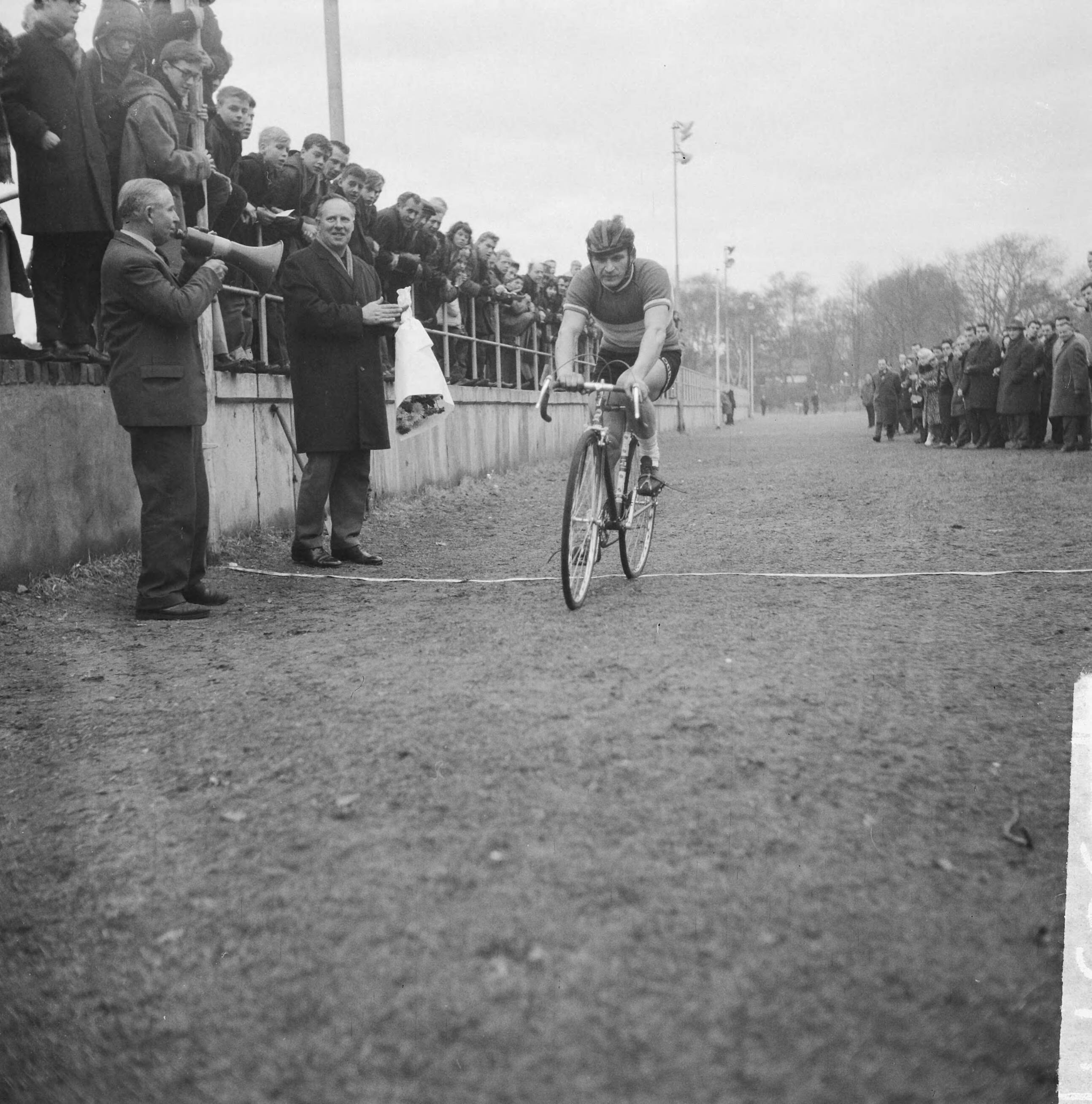 Fotocollectie Anefo — Nationale Cycle Cross "Katerkoers" op sportpark Duinhorst te Wassenaar. Winnaar Huub Harings uit Sibbe gaat over de finish — Foto: Nijs, Jac. de / Anefo. Licentie: Set B: Rechtenvrij / Publiek Domein. Bron: Nationaal Archief. http://hdl.handle.net/10648/aa5407d8-d0b4-102d-bcf8-003048976d84