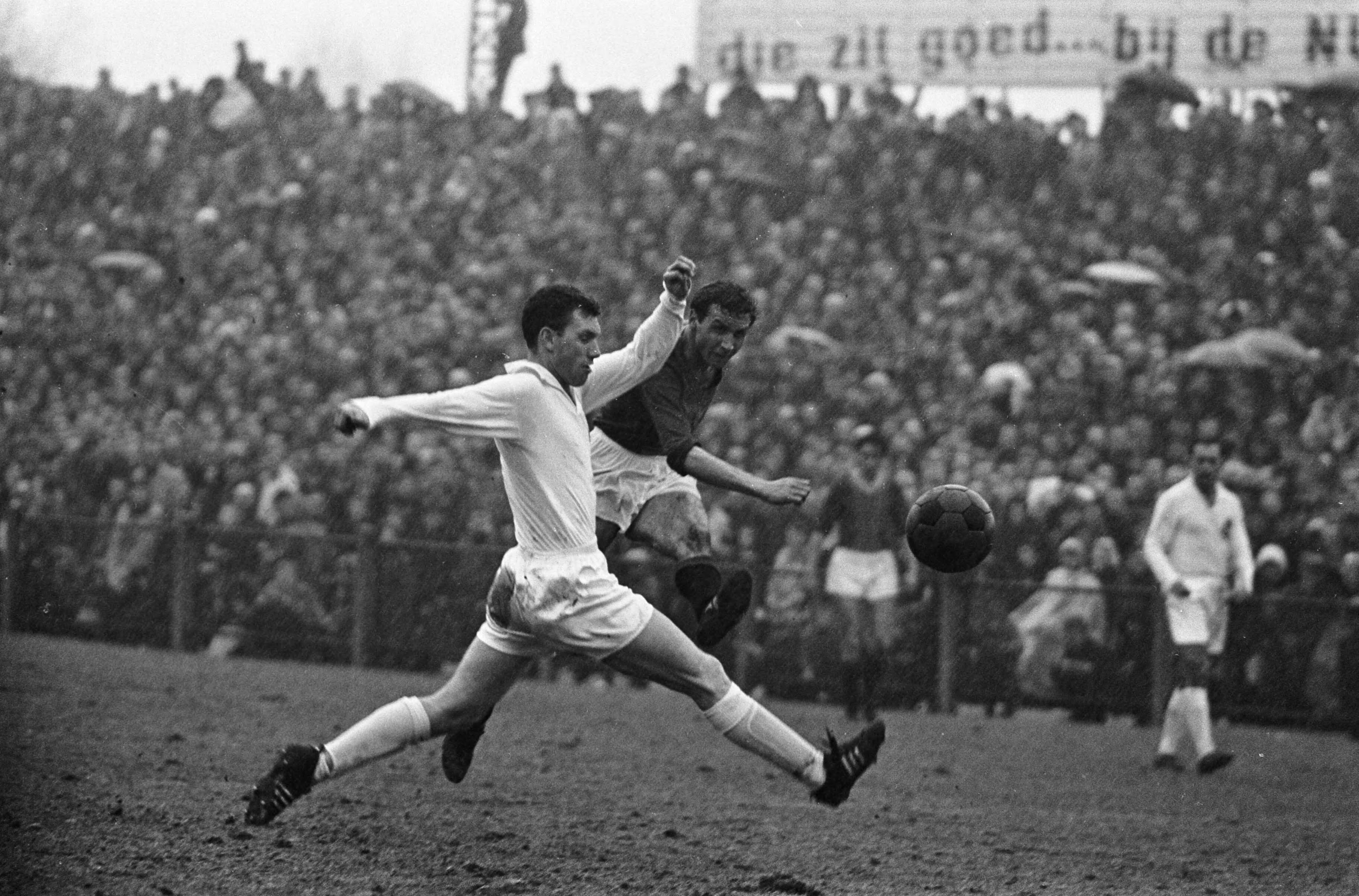 Fotocollectie Anefo — Voetbal. ADO tegen Telstar. Spelmoment — Foto: Koch, Eric / Anefo. Licentie: Set B: Rechtenvrij / Publiek Domein. Bron: Nationaal Archief. http://hdl.handle.net/10648/aa98ffb4-d0b4-102d-bcf8-003048976d84