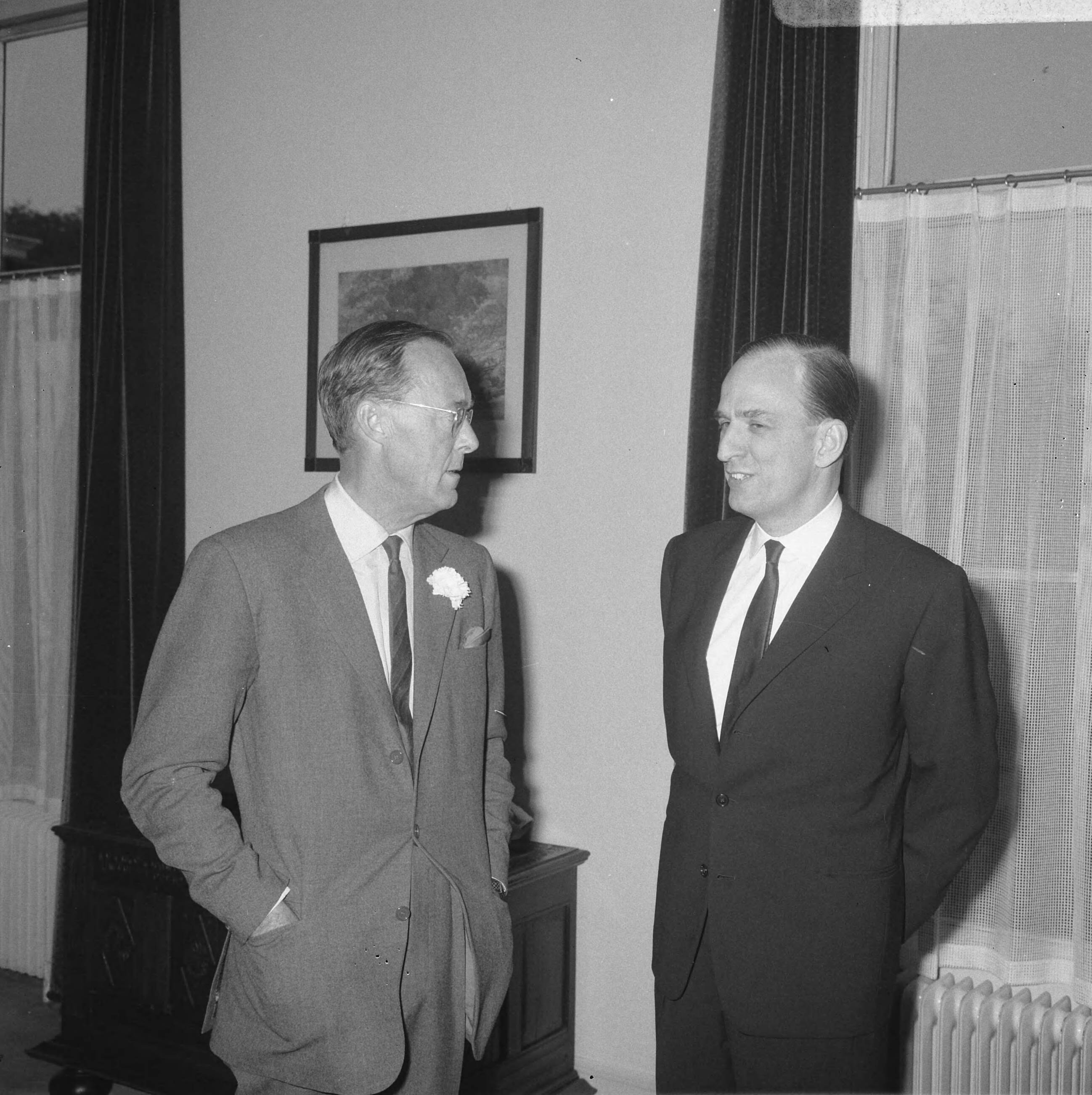 Ontvangst van de Zweedse toneel-en fimregiseur Ingmar Bergman op Paleis Soestdijk door prins Bernhard — Baarn|ontvangsten |prinsen |filmregiseurs |paleizen|Bernhard, prins |Bergmann, Ingmar|Utrecht (prov.)|Paleis Soestdijk — Foto: Nijs, Jac. de / Anefo. Licentie: Set B: Rechtenvrij / Publiek Domein. Bron: Nationaal Archief. http://hdl.handle.net/10648/ab00c266-d0b4-102d-bcf8-003048976d84