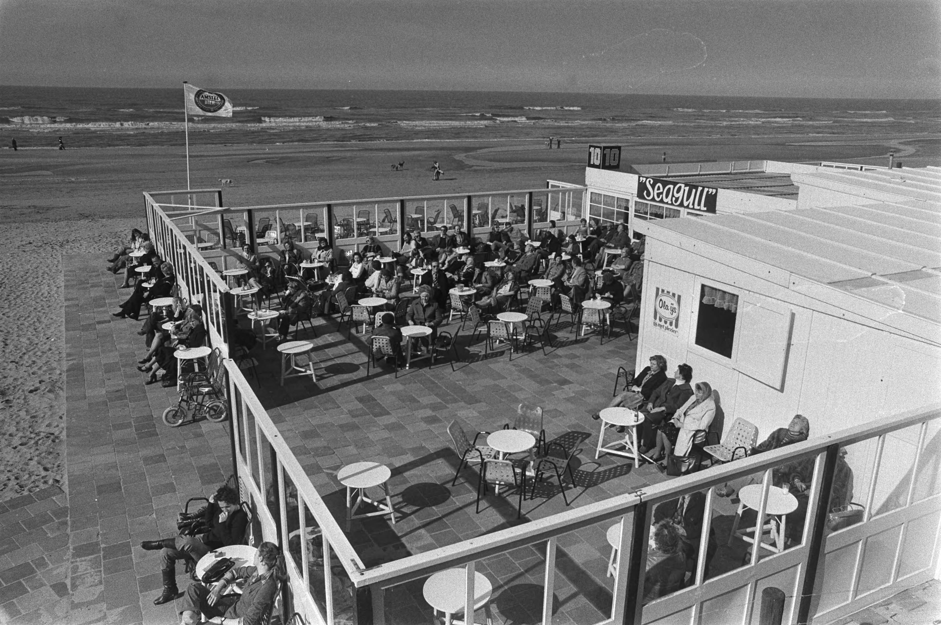 Fotocollectie Anefo — De terrasen op het Zandvoortse strand worden weer bezet — Foto: Peters, Hans / Anefo. Licentie: Set B: Rechtenvrij / Publiek Domein. Bron: Nationaal Archief. http://hdl.handle.net/10648/ac9739d4-d0b4-102d-bcf8-003048976d84