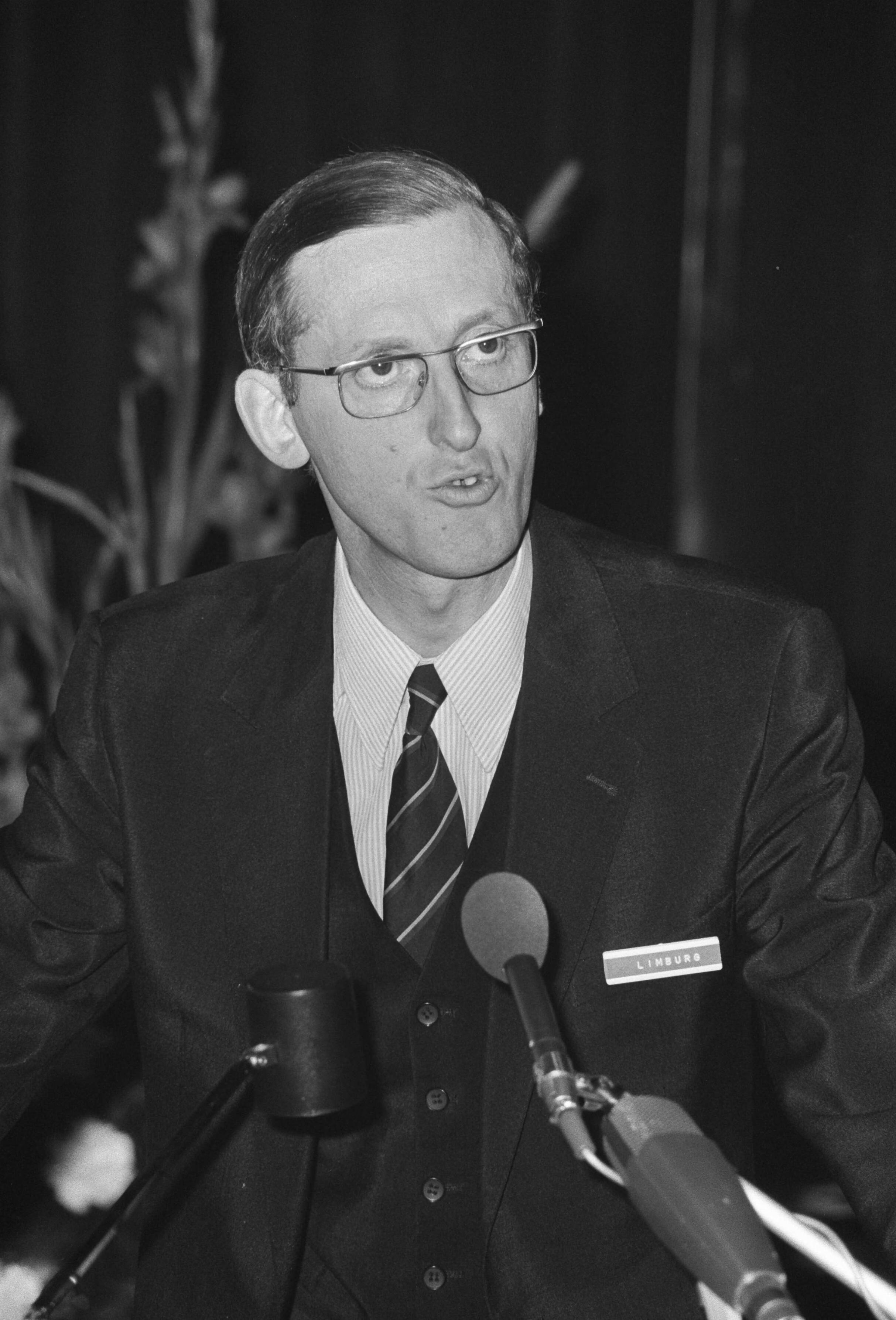 Fotocollectie Anefo — Economische strategie voor Nederland, conferentie Nederlands Centrum van Directeuren, nr. 2, 3 Van Limburg — Foto: Verhoeff, Bert / Anefo. Licentie: Set B: Rechtenvrij / Publiek Domein. Bron: Nationaal Archief. http://hdl.handle.net/10648/ac476c6a-d0b4-102d-bcf8-003048976d84