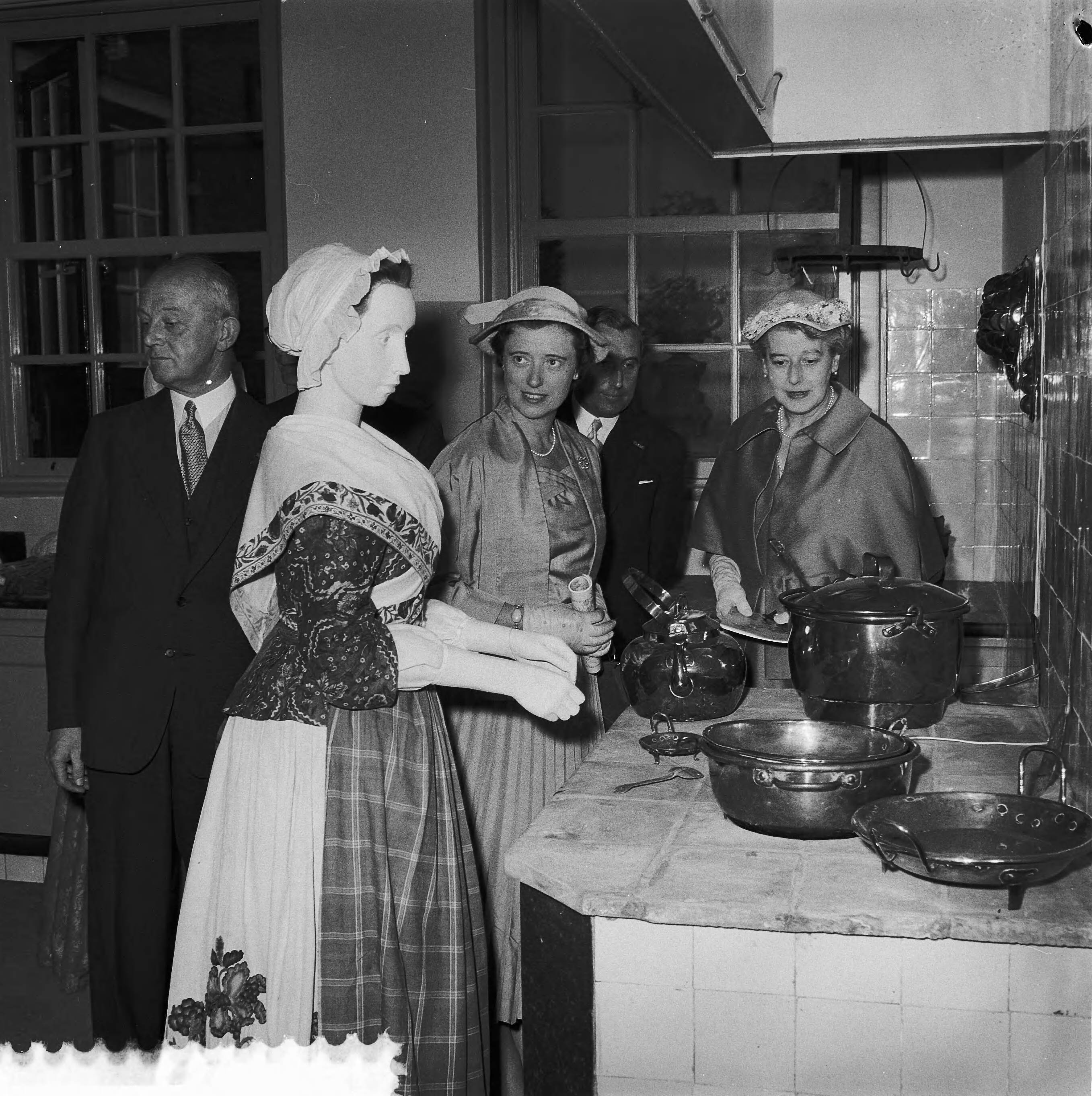Fotocollectie Anefo — Opening Nederlands Kostuummuseum in Den Haag door mevr. Kolfschoten, de echtgenote van de burgemeester van Den Haag — Foto: Behrens, Herbert F. / Anefo. Licentie: Set B: Rechtenvrij / Publiek Domein. Bron: Nationaal Archief. http://hdl.handle.net/10648/a962b310-d0b4-102d-bcf8-003048976d84