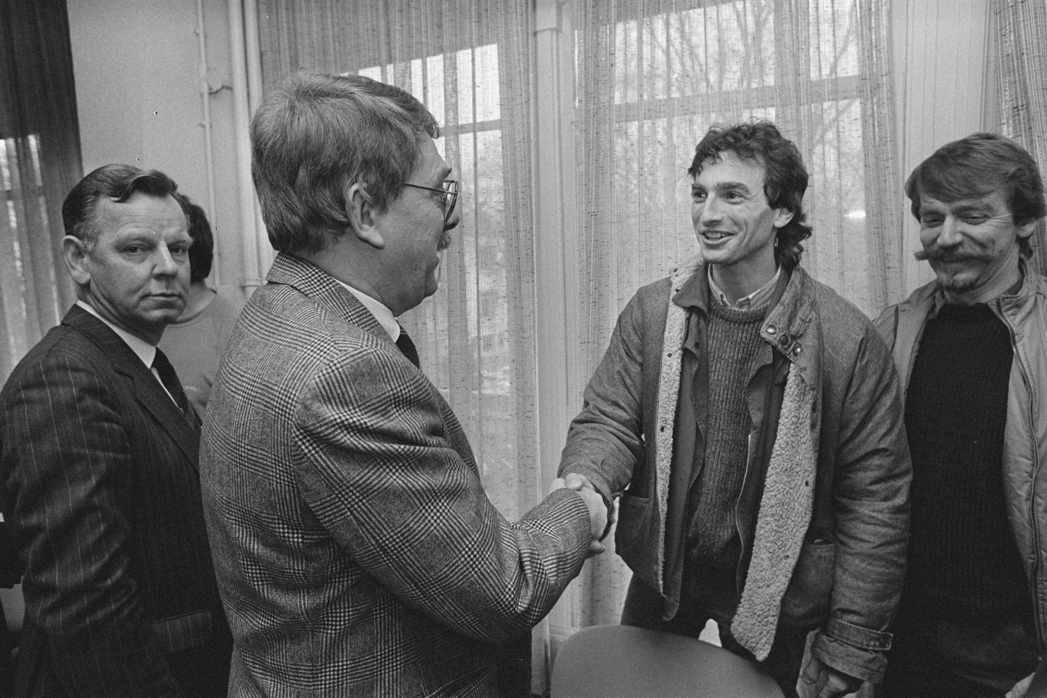 Fotocollectie Anefo — Overleg situatie stukgoedsector in Den Haag: stakingsleider Paul Rosenmoller begroet SVZ-directeur Zeebregts — Foto: Bogaerts, Rob / Anefo. Licentie: Set B: Rechtenvrij / Publiek Domein. Bron: Nationaal Archief. http://hdl.handle.net/10648/ad5c46e8-d0b4-102d-bcf8-003048976d84