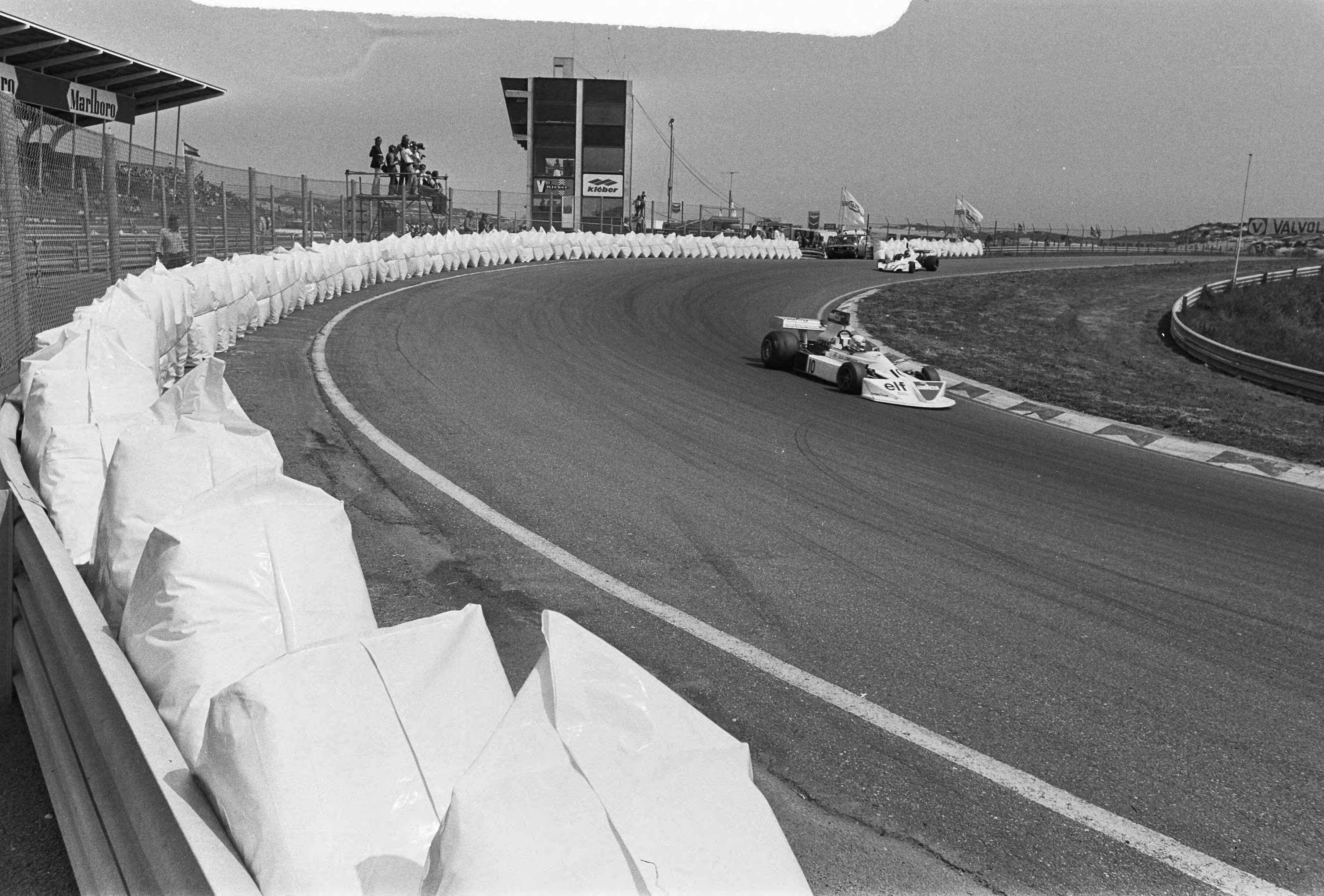 Training voor de Grand Prix op het circuit van Zandvoort — Strobalen in plastic verpakt in de bocht 'Hunzerug' — Foto: Verhoeff, Bert / Anefo. Licentie: Set B: Rechtenvrij / Publiek Domein. Bron: Nationaal Archief. http://hdl.handle.net/10648/ac6bba34-d0b4-102d-bcf8-003048976d84