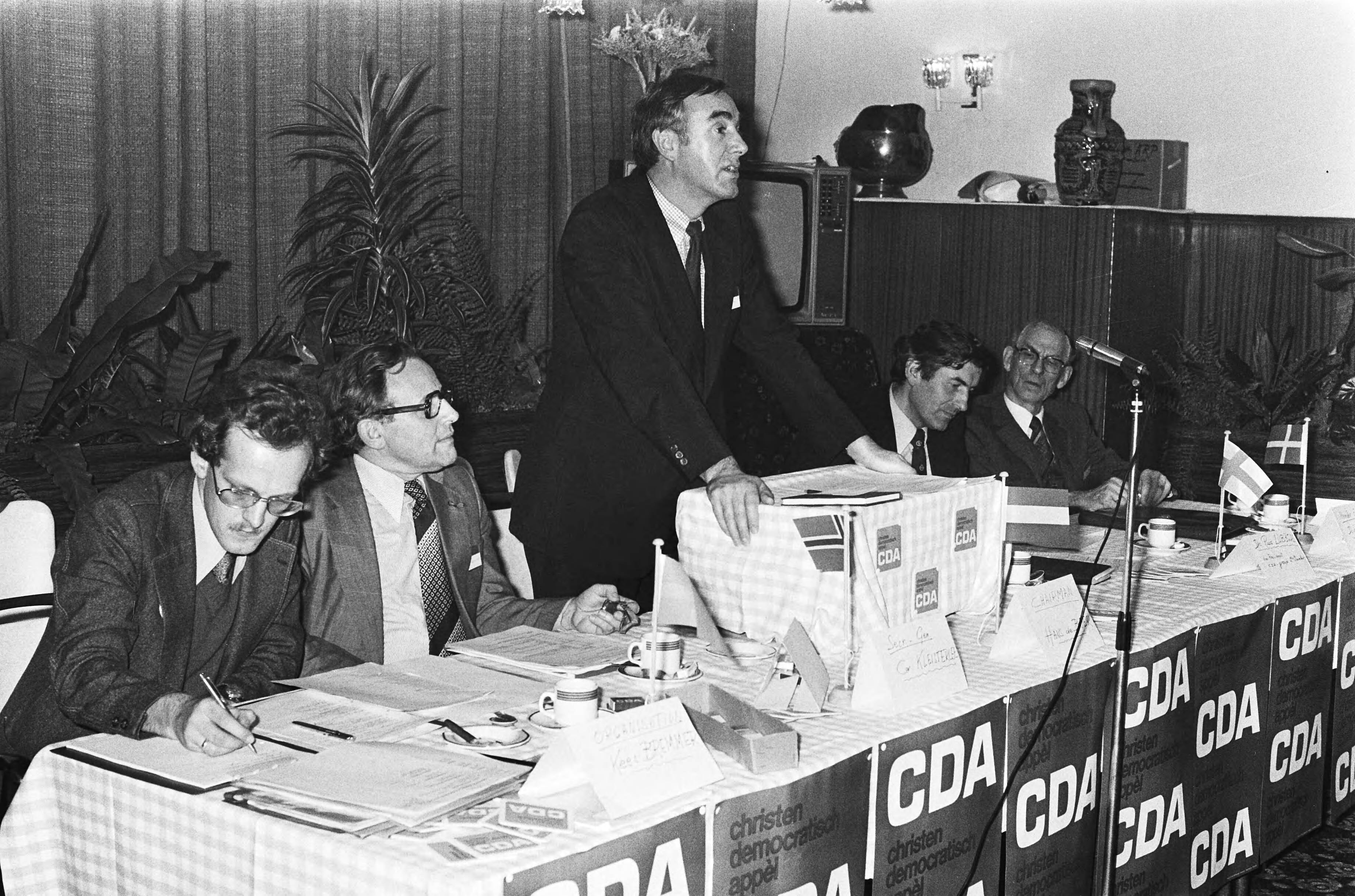 Fotocollectie Anefo — Speciale bijeenkomst CDA in Scheveningen met Nederlandse en Scandinavische Christen Democraten. Hans de Boer tijdens toespraak, links naast hem Ruud Lubbers — Foto: Suyk, Koen / Anefo. Licentie: Set B: Rechtenvrij / Publiek Domein. Bron: Nationaal Archief. http://hdl.handle.net/10648/acbe4150-d0b4-102d-bcf8-003048976d84