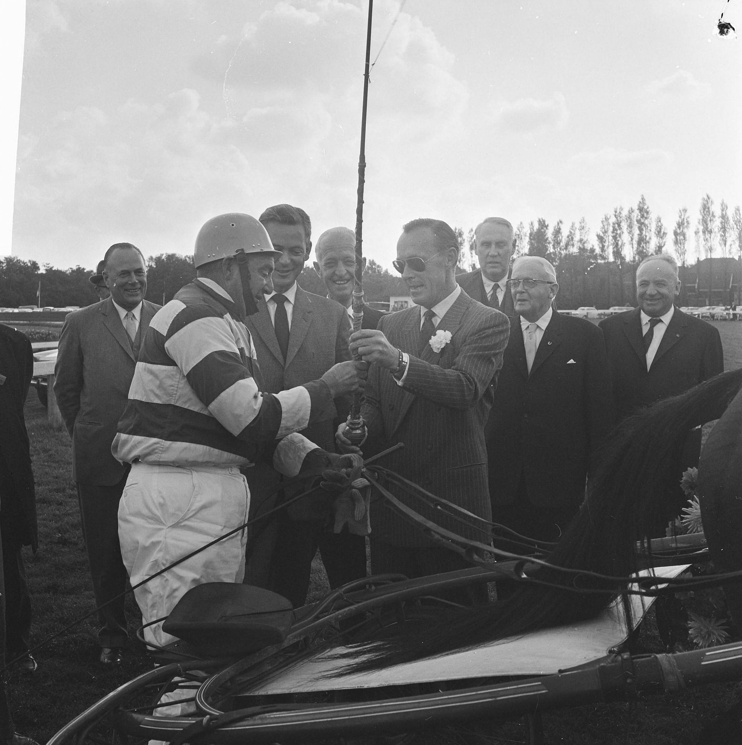 Fotocollectie Anefo — De Gouden Zweep op Duindigt, Pikeur Jan Wagenaar ontvangt de Gouden Zweep uit handen van prins Bernhard — Foto: Voets, Jan / Anefo. Licentie: Set B: Rechtenvrij / Publiek Domein. Bron: Nationaal Archief. http://hdl.handle.net/10648/aac14eec-d0b4-102d-bcf8-003048976d84