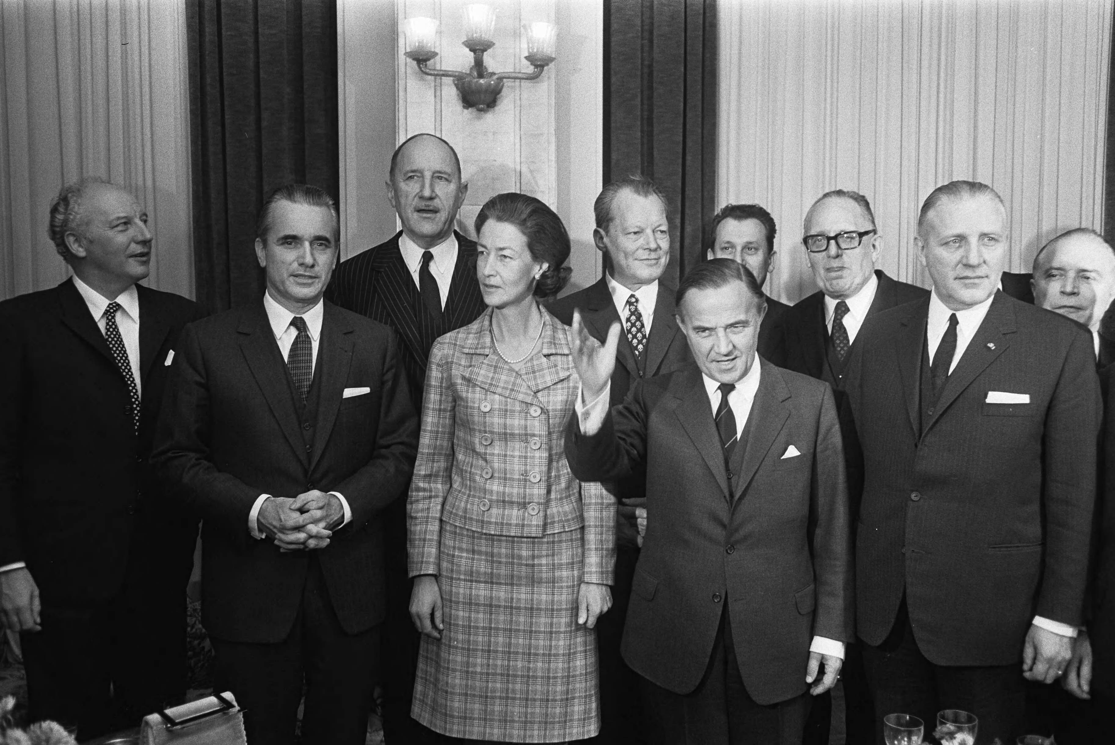 Fotocollectie Anefo — EEG-conferentie Den Haag . De ministers lunchen in Hote De Witte Brug Den Haag . Voor de lunch Scheel, Chaban — Foto: Koch, Eric / Anefo. Licentie: Set B: Rechtenvrij / Publiek Domein. Bron: Nationaal Archief. http://hdl.handle.net/10648/ab844ef6-d0b4-102d-bcf8-003048976d84