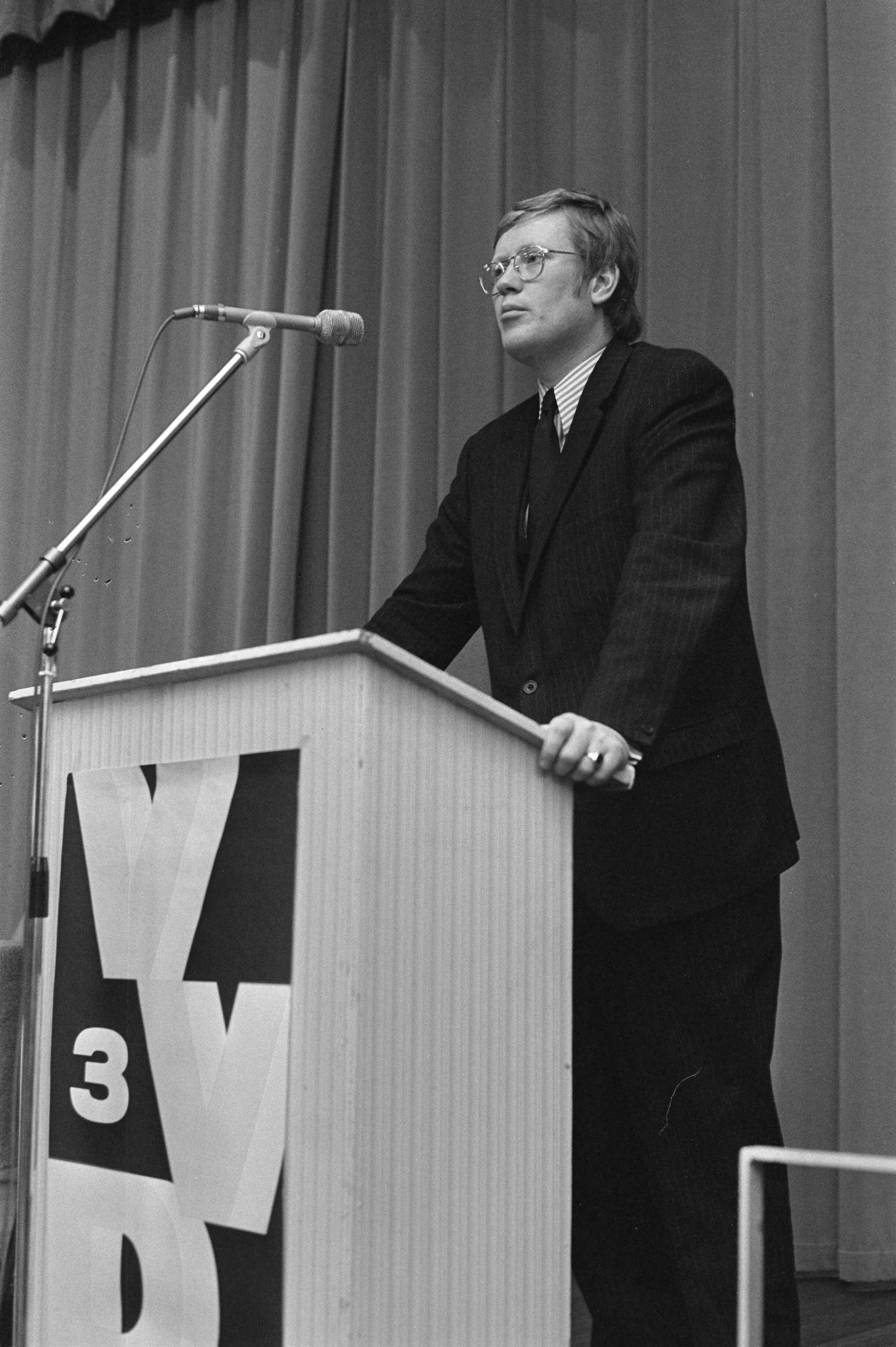 Fotocollectie Anefo — VVD-lijsttrekker Hans Wiegel spreekt in Concertgebouw te Haarlem, Hans Wiegel spreekt — Foto: Peters, Hans / Anefo. Licentie: Set B: Rechtenvrij / Publiek Domein. Bron: Nationaal Archief. http://hdl.handle.net/10648/abfc2dcc-d0b4-102d-bcf8-003048976d84