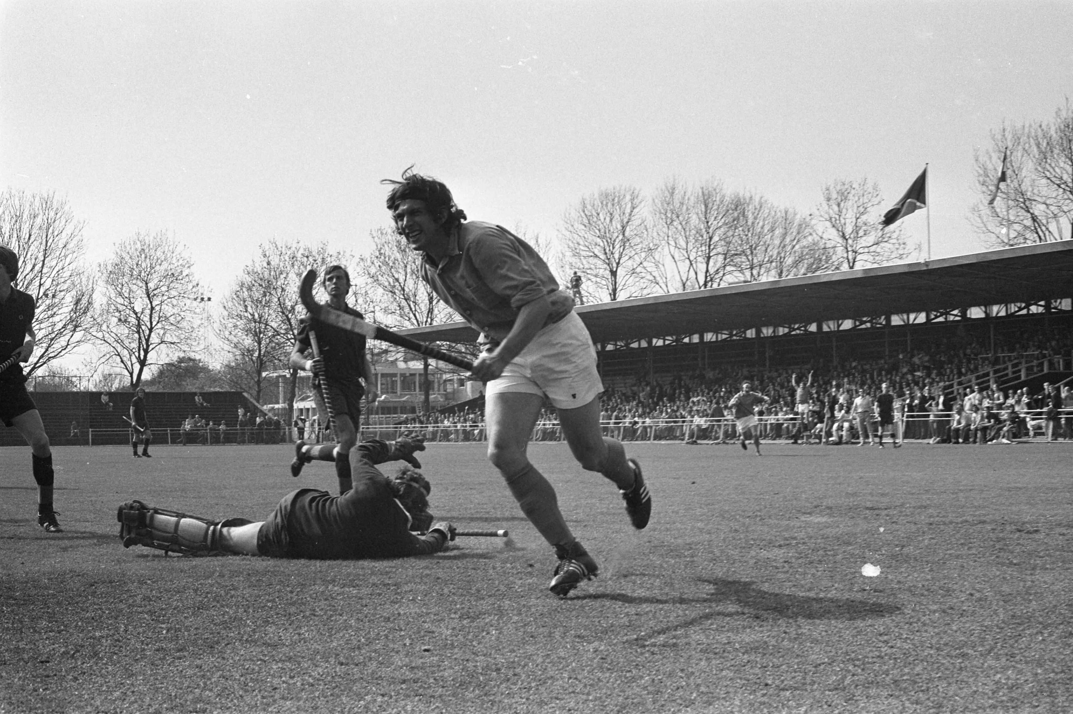 Hockeywedstrijd HHYC tegen Kampong in Den Haag, eindstand: 0-2 — Litjens scoort — Foto: Fotograaf Onbekend / Anefo. Licentie: Set B: Rechtenvrij / Publiek Domein. Bron: Nationaal Archief. http://hdl.handle.net/10648/abe905a8-d0b4-102d-bcf8-003048976d84