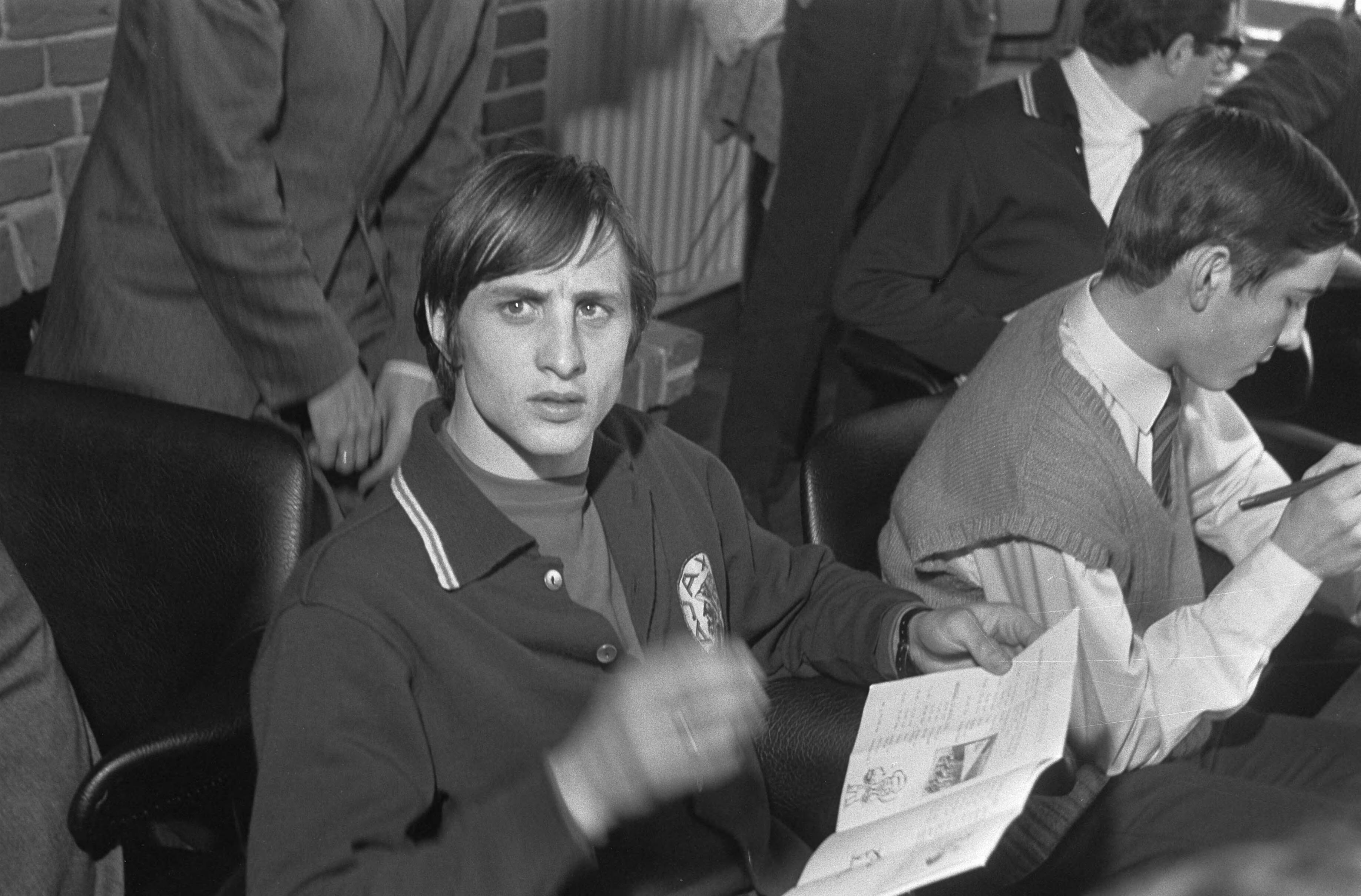 Fotocollectie Anefo — Ajax in retraite in Wassenaar voor de halve Cupfinale tegen Spartak nr. 17 , 18: Cruijff kaart — Foto: Evers, Joost / Anefo. Licentie: Set B: Rechtenvrij / Publiek Domein. Bron: Nationaal Archief. http://hdl.handle.net/10648/ab6540a6-d0b4-102d-bcf8-003048976d84