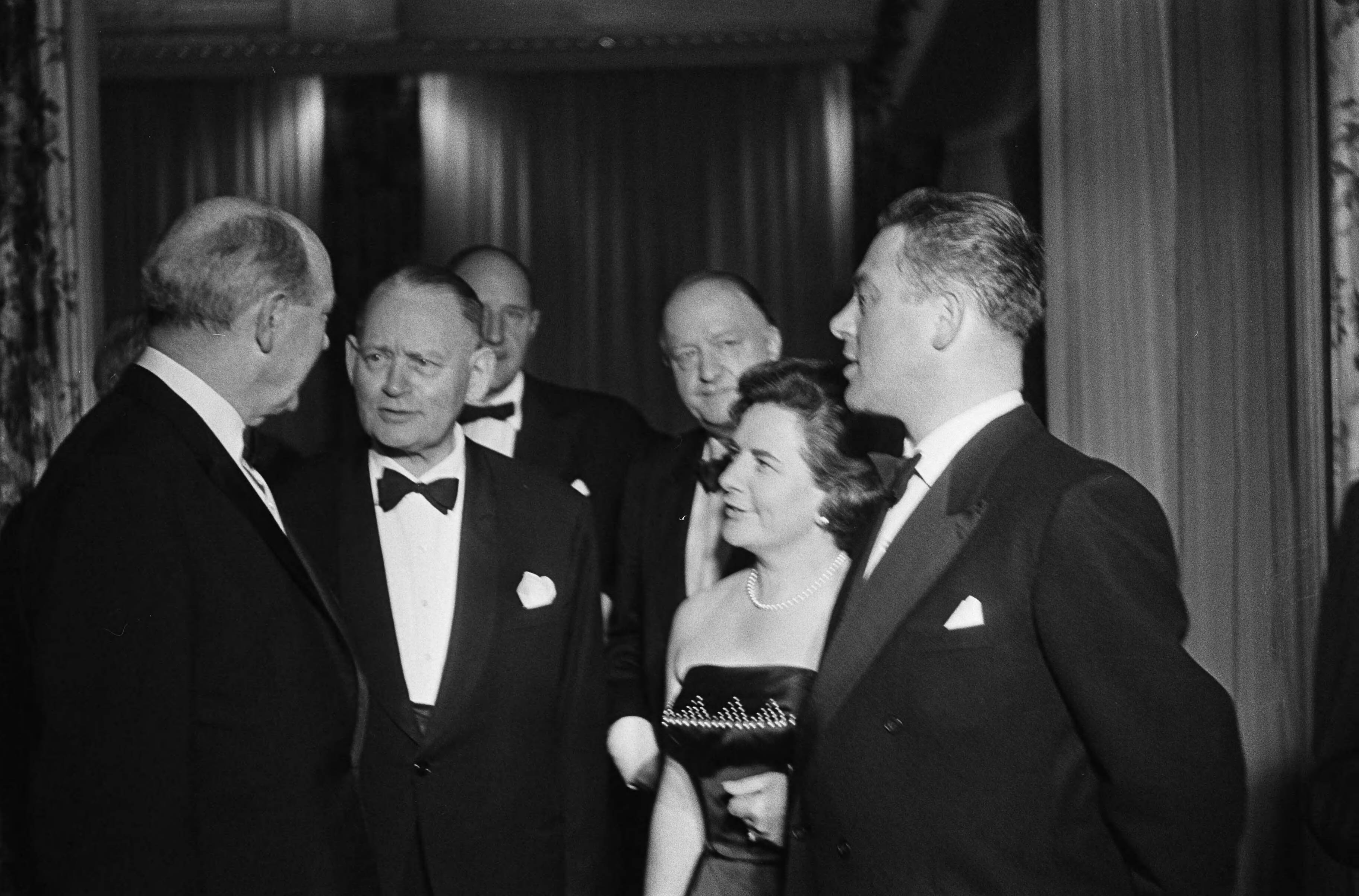 Fotocollectie Anefo — Regeringsdiner voor NATO conferentie in het Kurhaus te Scheveningen, v.l.n.r. Dean Rusk , Stikker, mevrouw en de heer Marijnen — Foto: Koch, Eric / Anefo. Licentie: Set B: Rechtenvrij / Publiek Domein. Bron: Nationaal Archief. http://hdl.handle.net/10648/aa691a4c-d0b4-102d-bcf8-003048976d84