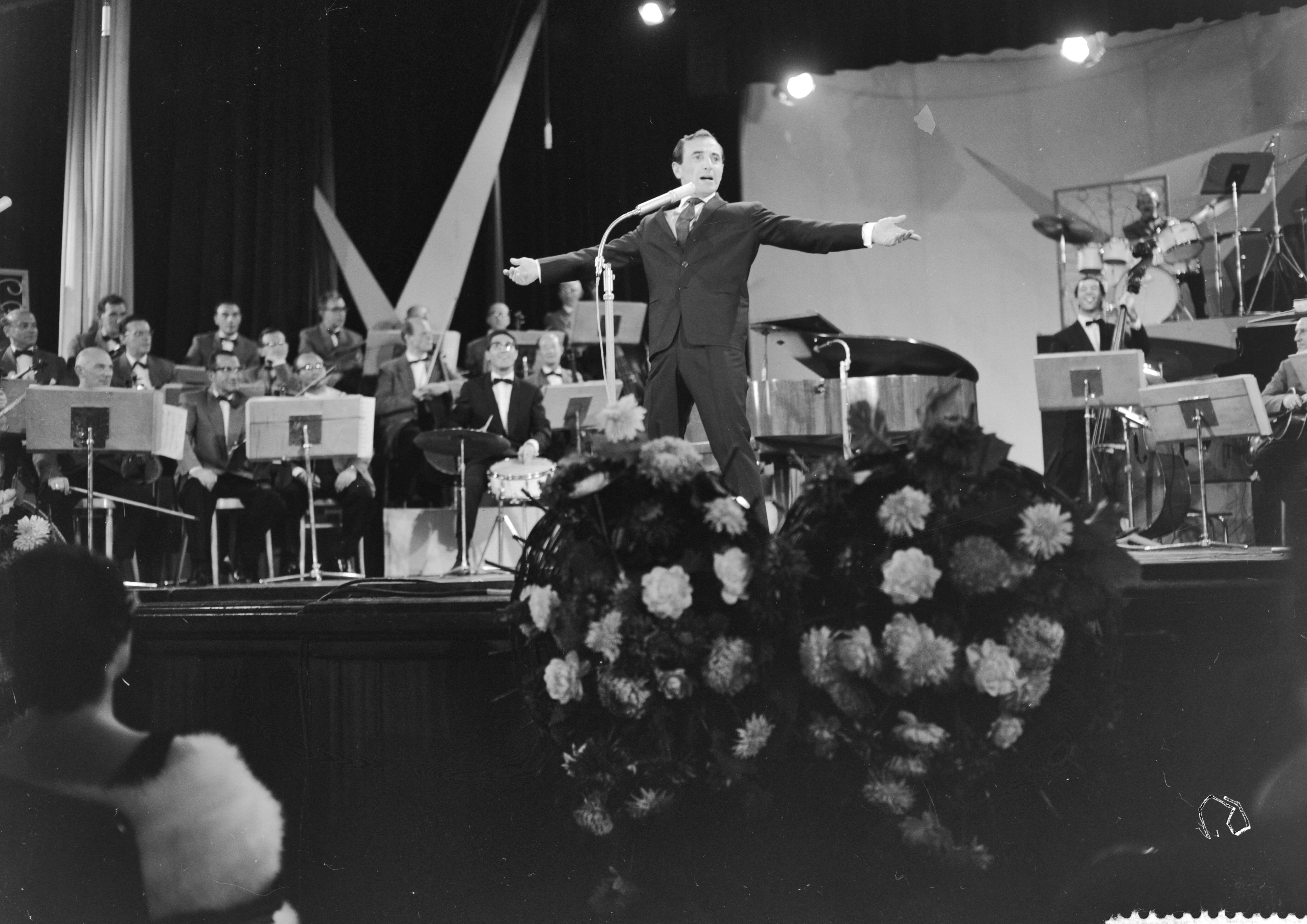 Grand Gala Du Disque in het Kurhaus te Scheveningen — Grand Gala Du Disque in Kurhaus. Charles Aznavour — Foto: Bilsen, Joop van / Anefo. Licentie: Set B: Rechtenvrij / Publiek Domein. Bron: Nationaal Archief. http://hdl.handle.net/10648/a9e4747c-d0b4-102d-bcf8-003048976d84