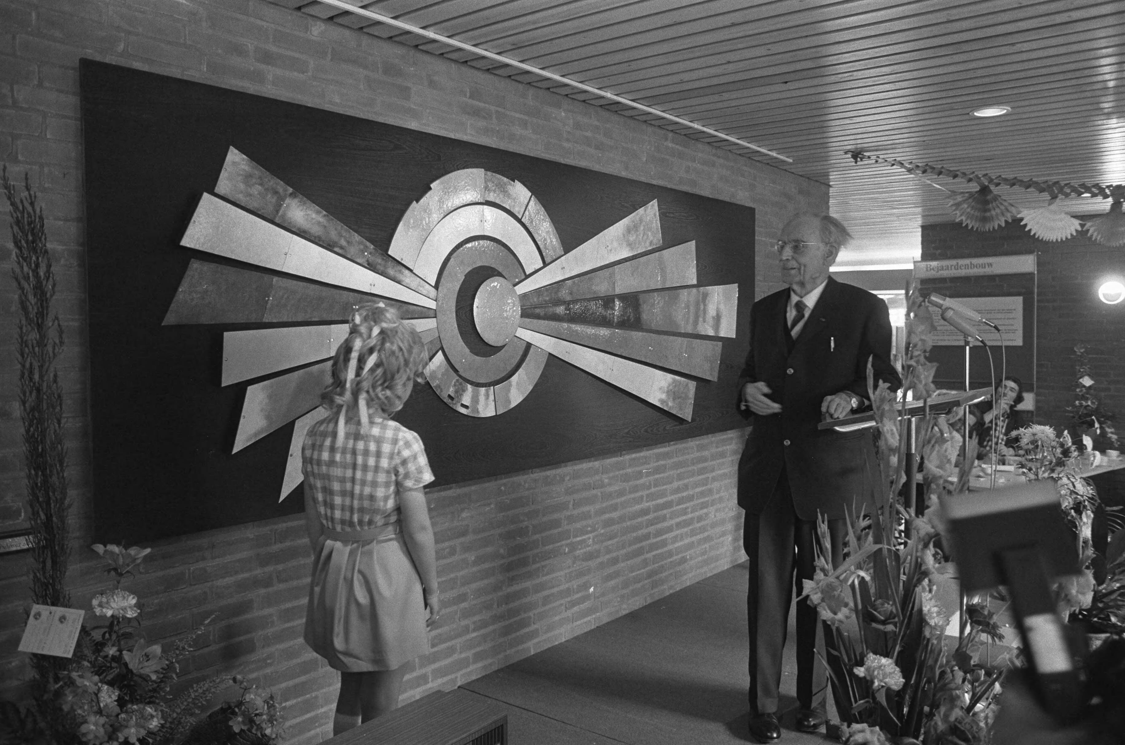 Fotocollectie Anefo — W. Drees sr. opent dienstencentrum voor bejaarden te Zaandijk — Foto: Verhoeff, Bert / Anefo. Licentie: Set B: Rechtenvrij / Publiek Domein. Bron: Nationaal Archief. http://hdl.handle.net/10648/ac2d088e-d0b4-102d-bcf8-003048976d84