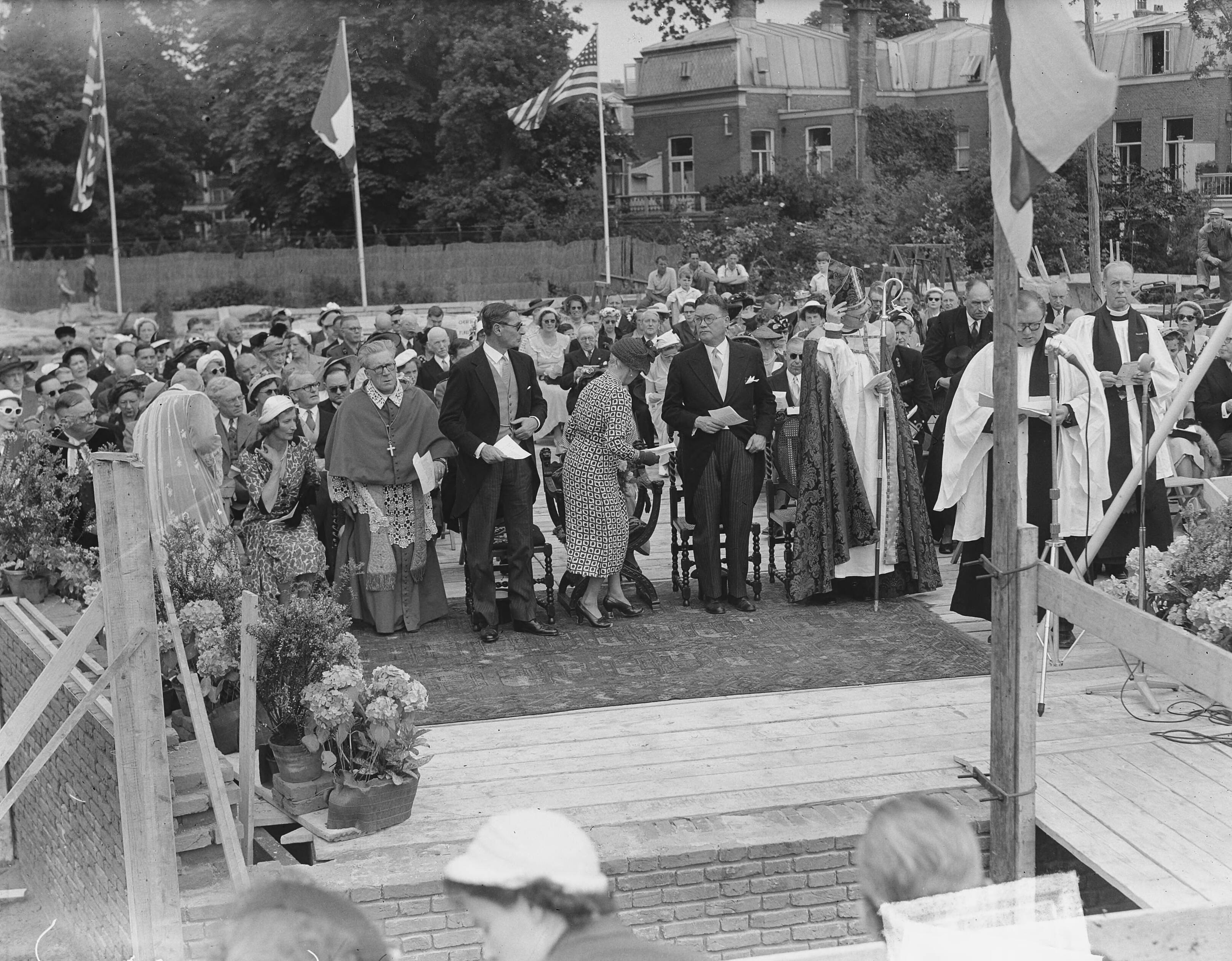 Fotocollectie Anefo — Eerste steenlegging voor de nieuwe Engelse en Amerikaanse Episcopale kerk aan de Riouwstraat te Den Haag, door Prinses Alice, gravin van Athlone — Foto: Duinen, H. van / Anefo. Licentie: Set B: Rechtenvrij / Publiek Domein. Bron: Nationaal Archief. http://hdl.handle.net/10648/a8ebd7ae-d0b4-102d-bcf8-003048976d84