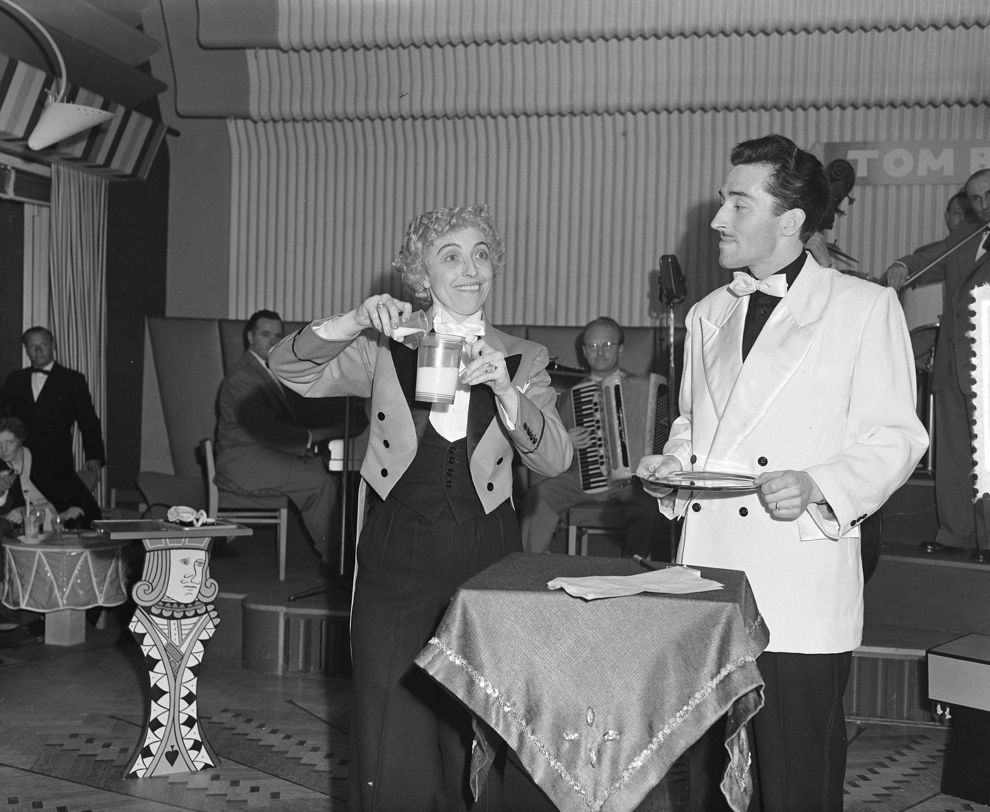 Fotocollectie Anefo — Opdracht Cabaret Zandvoort. Een goochelnummer — Foto: Duinen, H. van / Anefo. Licentie: Set B: Rechtenvrij / Publiek Domein. Bron: Nationaal Archief. http://hdl.handle.net/10648/a922d72c-d0b4-102d-bcf8-003048976d84