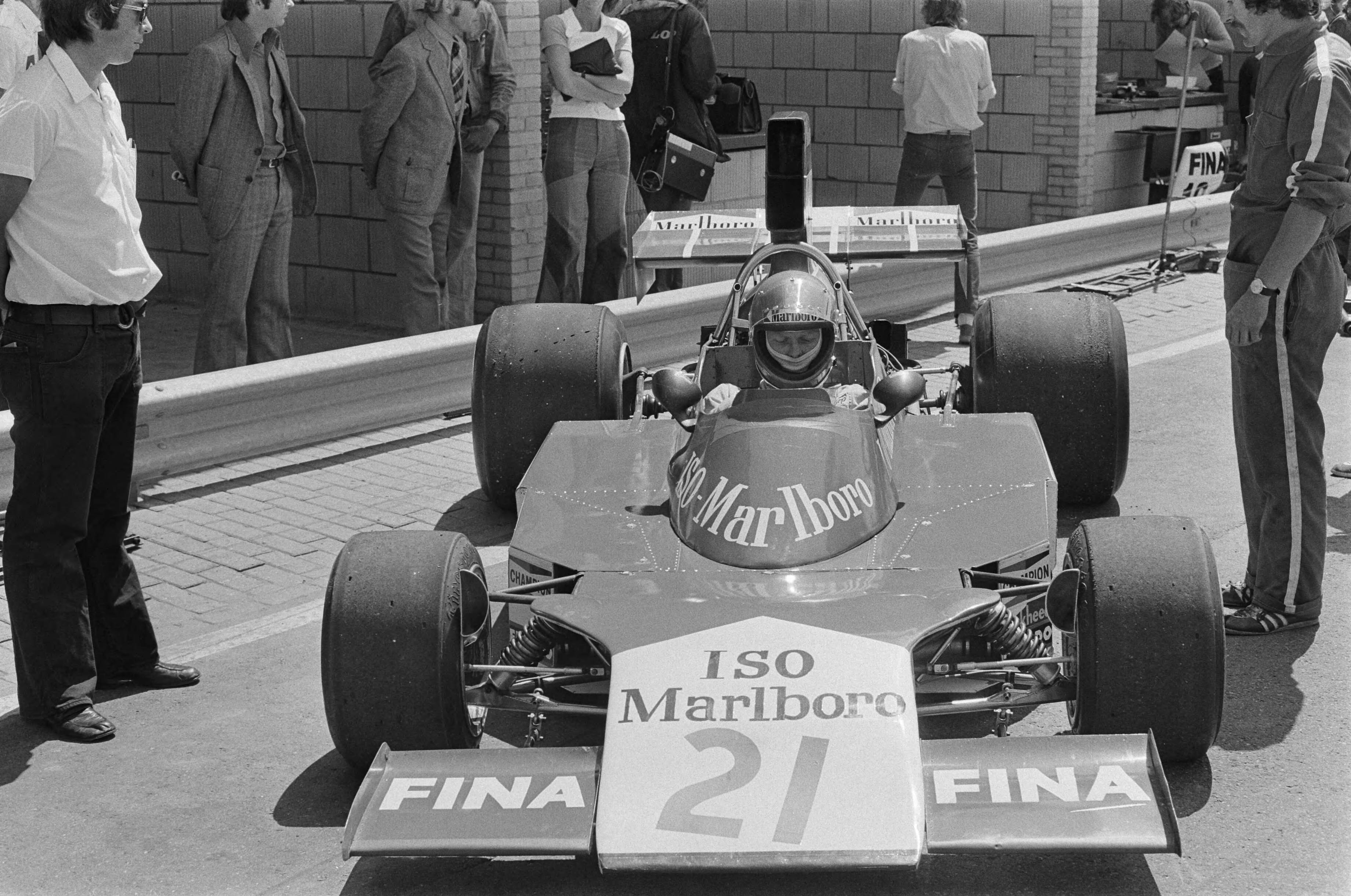 Fotocollectie Anefo — Training Grand Prix op Zandvoort; Gijs van Lennep in actie — Foto: Peters, Hans / Anefo. Licentie: Set B: Rechtenvrij / Publiek Domein. Bron: Nationaal Archief. http://hdl.handle.net/10648/ac4e3e6e-d0b4-102d-bcf8-003048976d84