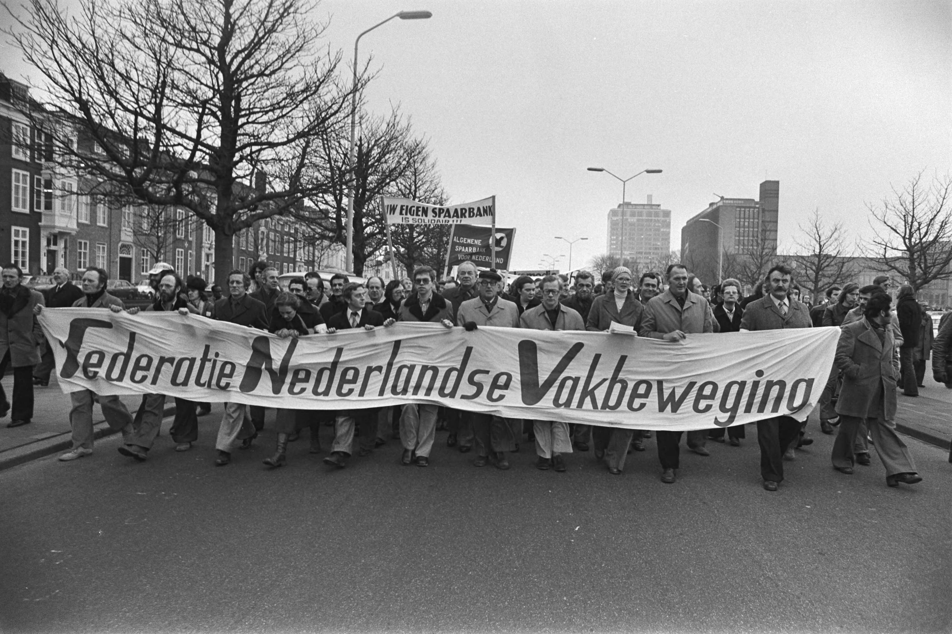 Fotocollectie Anefo — Demonstratie stakers in Den Haag ; tijdens demonstratietocht — Foto: Suyk, Koen / Anefo. Licentie: Set B: Rechtenvrij / Publiek Domein. Bron: Nationaal Archief. http://hdl.handle.net/10648/ac95fb78-d0b4-102d-bcf8-003048976d84