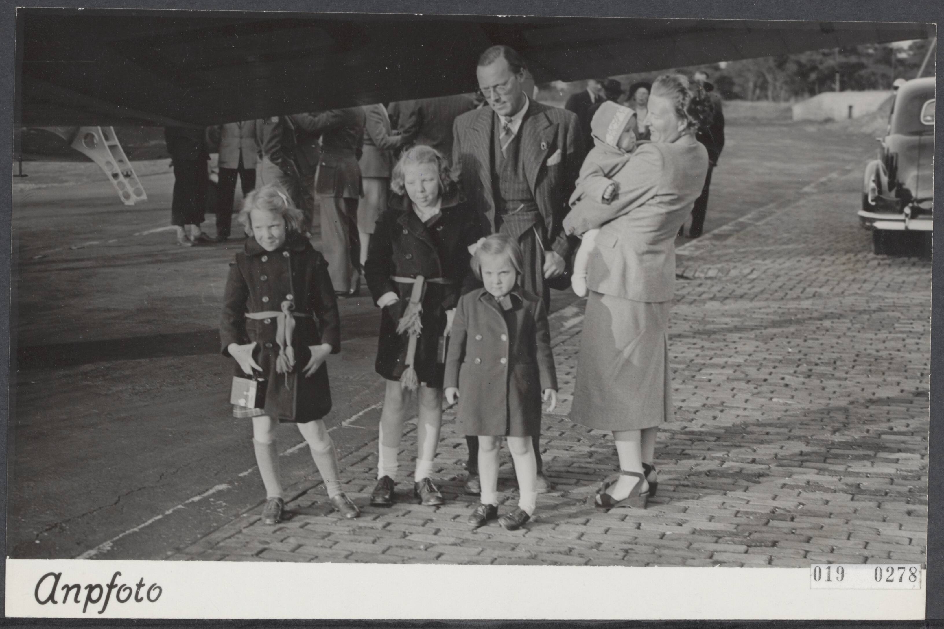Fotocollectie Elsevier Binnenland — [ Prinselijke familie keert terug op Soesterberg na wintersportvakantie te Zermatt (Zwitserland). Vlnr. prinses Irene, prinses Beatrix, prins Bernhard, prinses Margriet en konining Juliana met prinses Marijke (Christina) op de arm] — Foto: ANP / RVD of rechtenvrij. Licentie: Set B: Rechtenvrij / Publiek Domein. Bron: Nationaal Archief. http://hdl.handle.net/10648/adc60862-d0b4-102d-bcf8-003048976d84