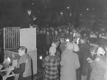 Fotocollectie Anefo — Goede Vrijdagherdenking op het Plein in Den Haag. Pater Jelsma aan het woord — Foto: Rossem, Wim van / Anefo. Licentie: Set B: Rechtenvrij / Publiek Domein. Bron: Nationaal Archief. http://hdl.handle.net/10648/a99078ae-d0b4-102d-bcf8-003048976d84
