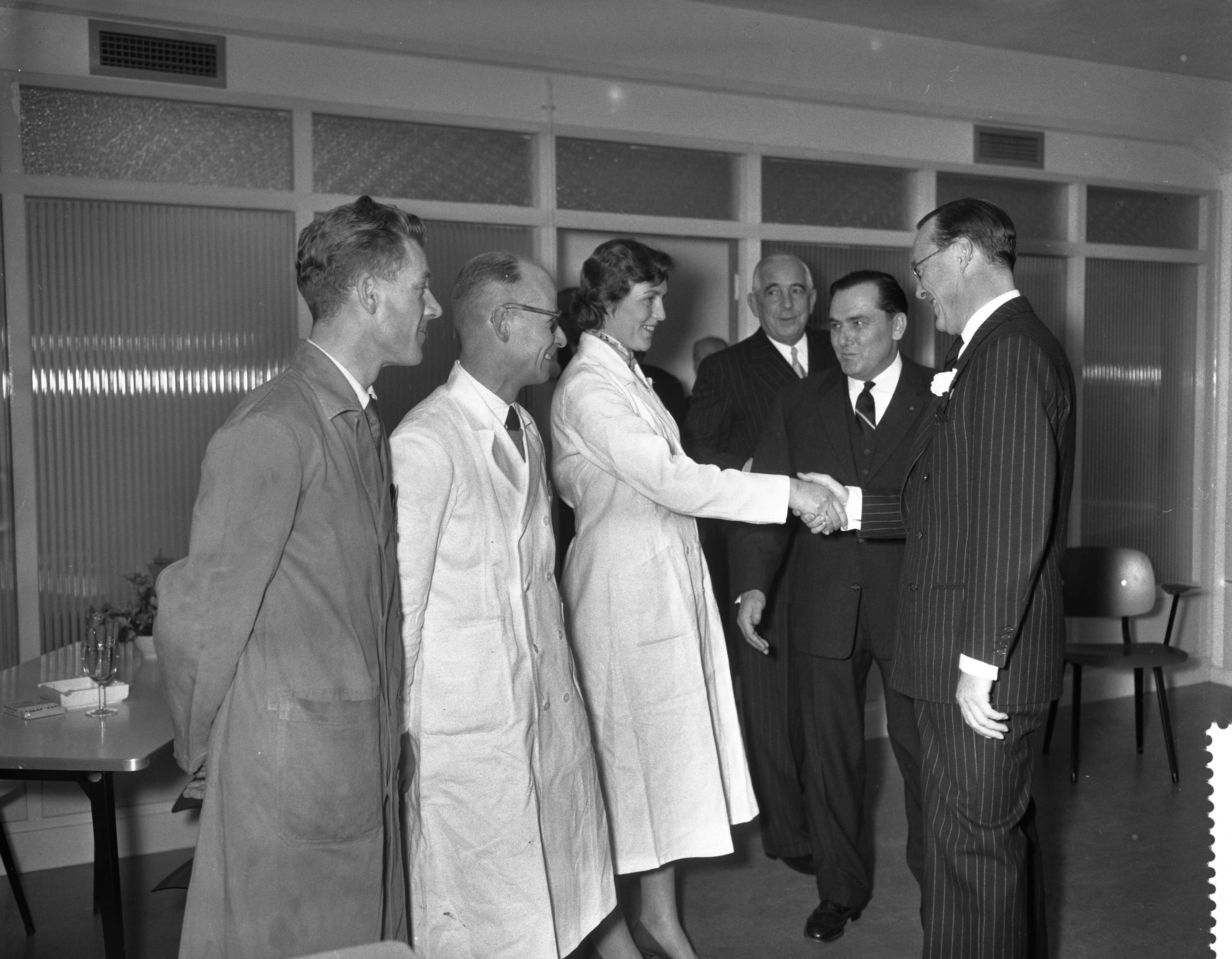 Opening van het centraal researchlaboratorium van Brocades & Stheeman te Haarlem door prins Bernhard — Foto: Bilsen, Joop van / Anefo. — Licentie: Set B: Rechtenvrij / Publiek Domein. Bron: Nationaal Archief. http://hdl.handle.net/10648/a98ba360-d0b4-102d-bcf8-003048976d84