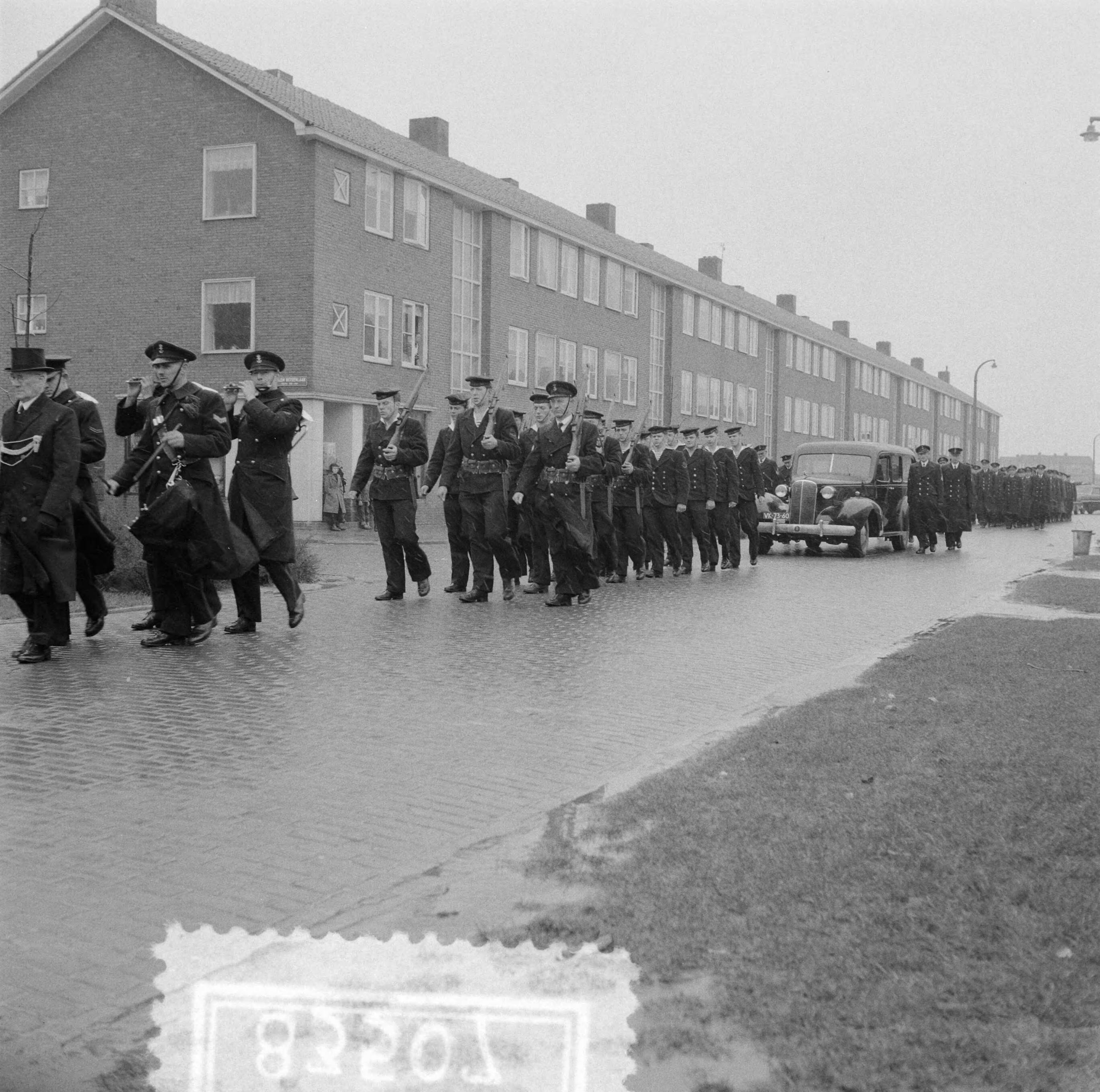 Fotocollectie Anefo — Marinebegrafenis van sergeant-kok W. Bouwman te Vlissingen — Foto: Behrens, Herbert F. / Anefo. Licentie: Set B: Rechtenvrij / Publiek Domein. Bron: Nationaal Archief. http://hdl.handle.net/10648/a958ab40-d0b4-102d-bcf8-003048976d84