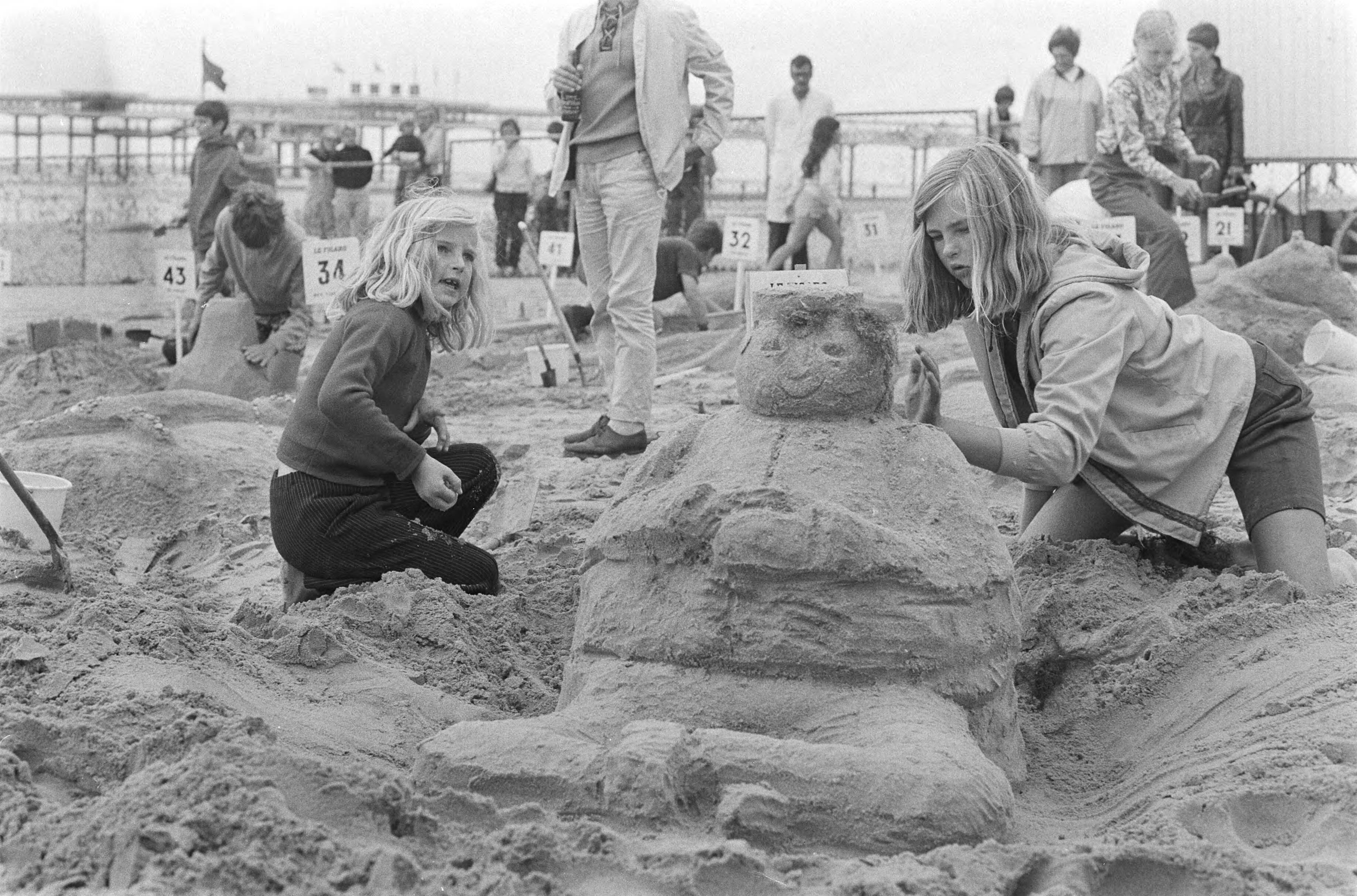 Fotocollectie Anefo — Nationale zandbouwwedstrijd in Scheveningen — Foto: Peters, Hans / Anefo. Licentie: Set B: Rechtenvrij / Publiek Domein. Bron: Nationaal Archief. http://hdl.handle.net/10648/abc6ca88-d0b4-102d-bcf8-003048976d84