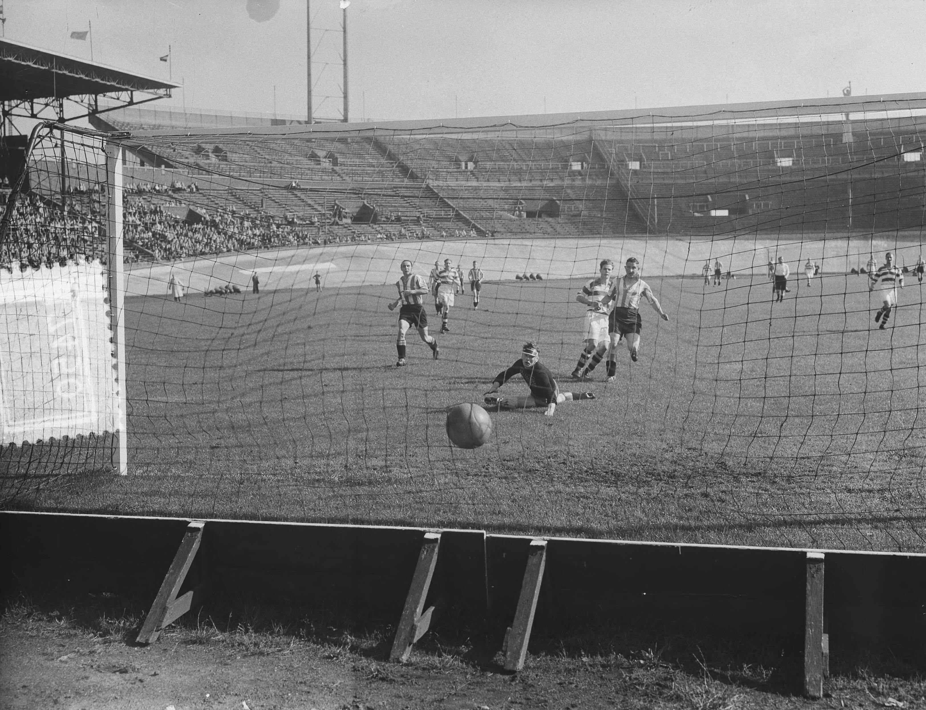 Fotocollectie Anefo — Voetbal. Blauw-Wit tegen Leeuwarden 1-2. Blauw-Wit doelpunt van Tjepkema — Foto: Vogel, Carel L. de / Anefo. Licentie: Set B: Rechtenvrij / Publiek Domein. Bron: Nationaal Archief. http://hdl.handle.net/10648/a8eedd46-d0b4-102d-bcf8-003048976d84