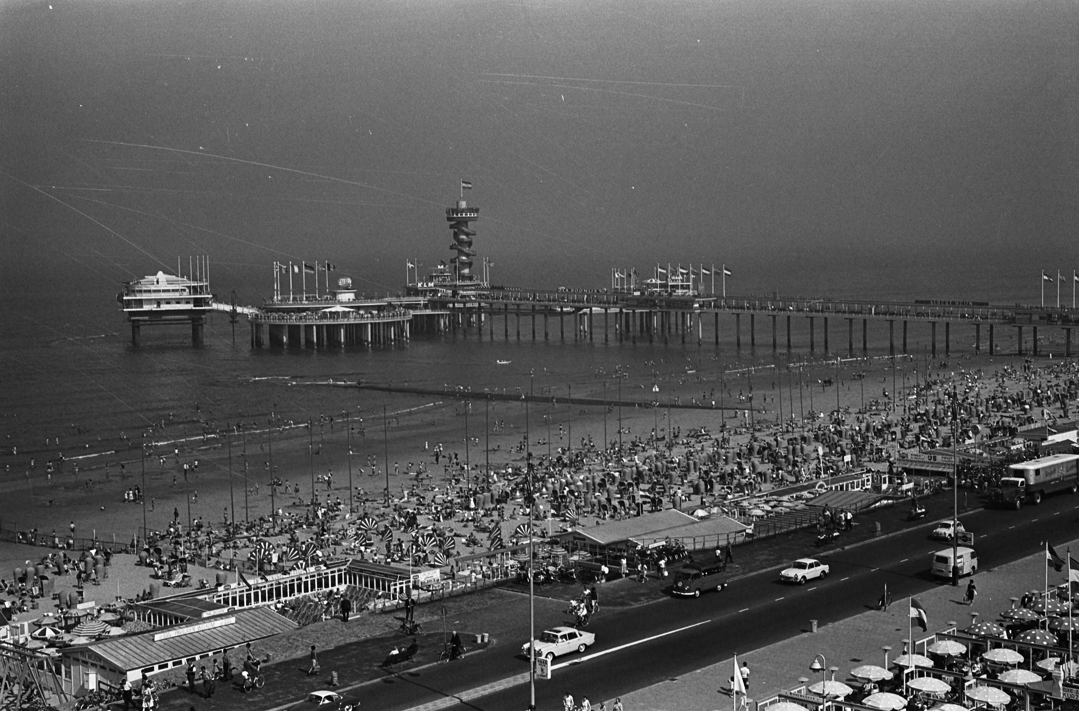 Fotocollectie Anefo — Vierde piereiland aan Scheveningse pier gekoppeld, overzicht — Foto: Pot, Harry / Anefo. Licentie: Set B: Rechtenvrij / Publiek Domein. Bron: Nationaal Archief. http://hdl.handle.net/10648/aa76cb24-d0b4-102d-bcf8-003048976d84