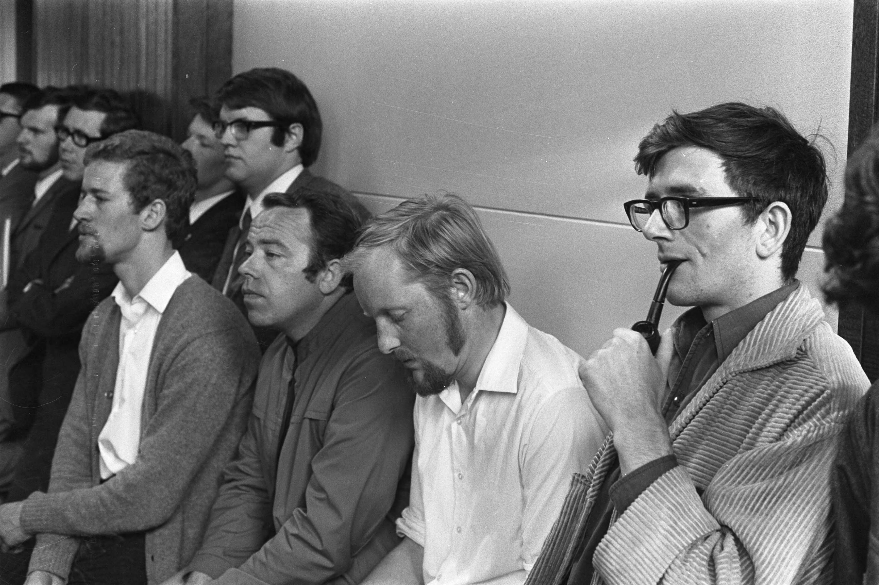 Fotocollectie Anefo — Vergadering van Civitasraad van de Theologische Hogeschool te Kampen i.v.m. Civitaslid C. P. Bakker , lid van CPN en lijstaanvoerder; C. P. / — Foto: Verhoeff, Bert / Anefo. Licentie: Set B: Rechtenvrij / Publiek Domein. Bron: Nationaal Archief. http://hdl.handle.net/10648/ab97d976-d0b4-102d-bcf8-003048976d84