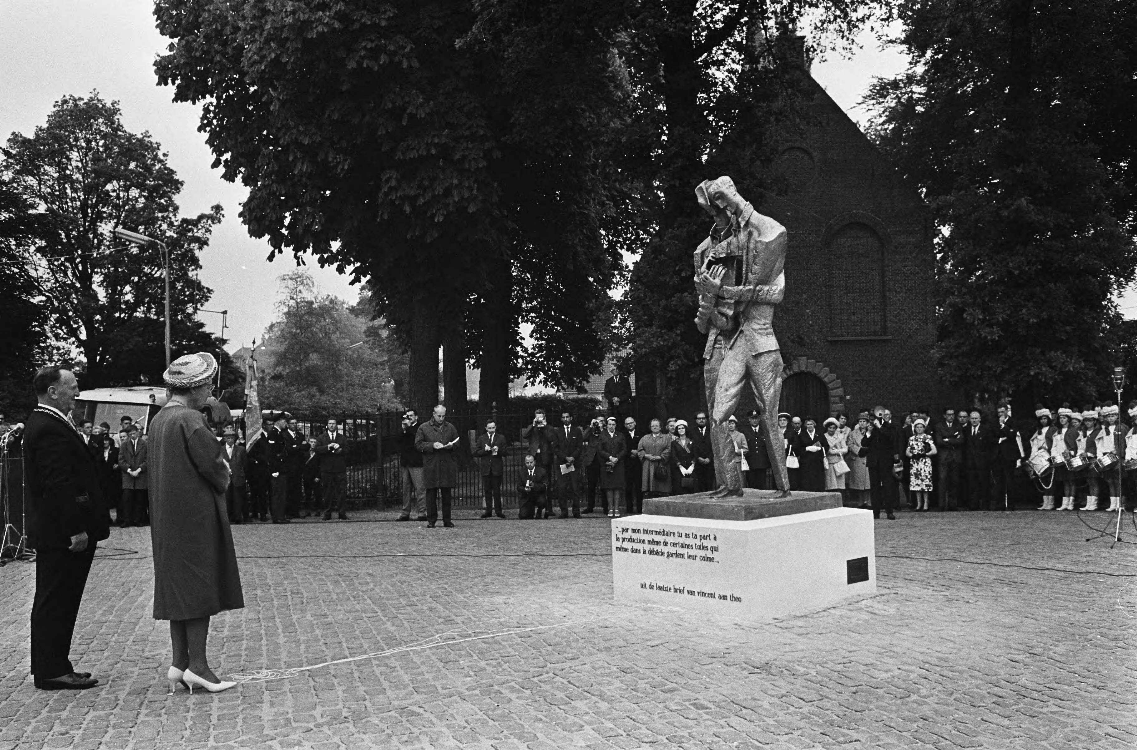 Koningin Juliana onthult het Van Gogh-monument in Zundert — De koningin en burgemeester G.J.A. Manders bij het monument — Foto: Fotograaf Onbekend / Anefo. Licentie: Set B: Rechtenvrij / Publiek Domein. Bron: Nationaal Archief. http://hdl.handle.net/10648/aa6af6dc-d0b4-102d-bcf8-003048976d84