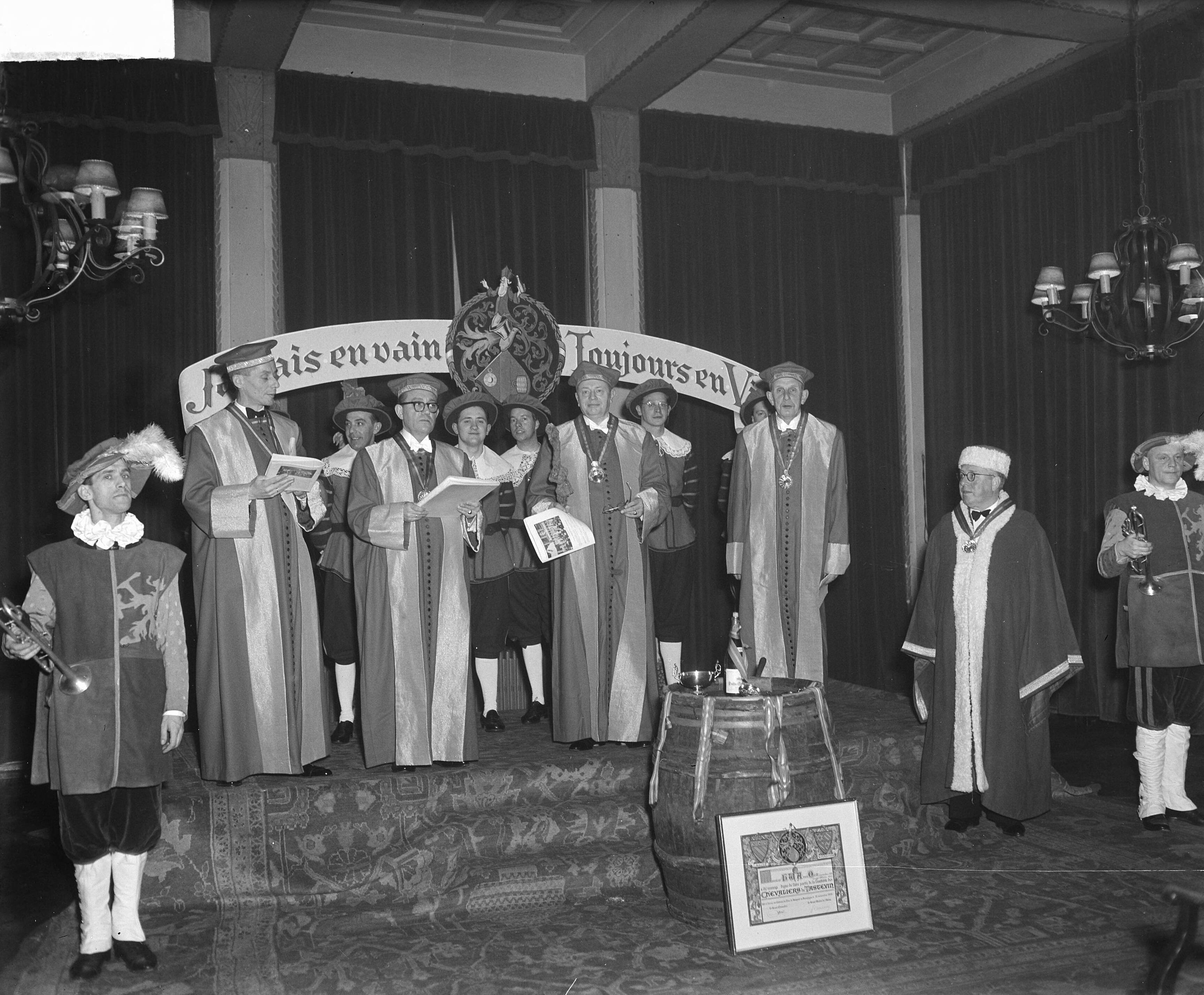 Vier nieuwe "ridders" in Oud Wassenaar — Foto: Noske, J.D. / Anefo. — Licentie: Set B: Rechtenvrij / Publiek Domein. Bron: Nationaal Archief. http://hdl.handle.net/10648/a8d50bbe-d0b4-102d-bcf8-003048976d84