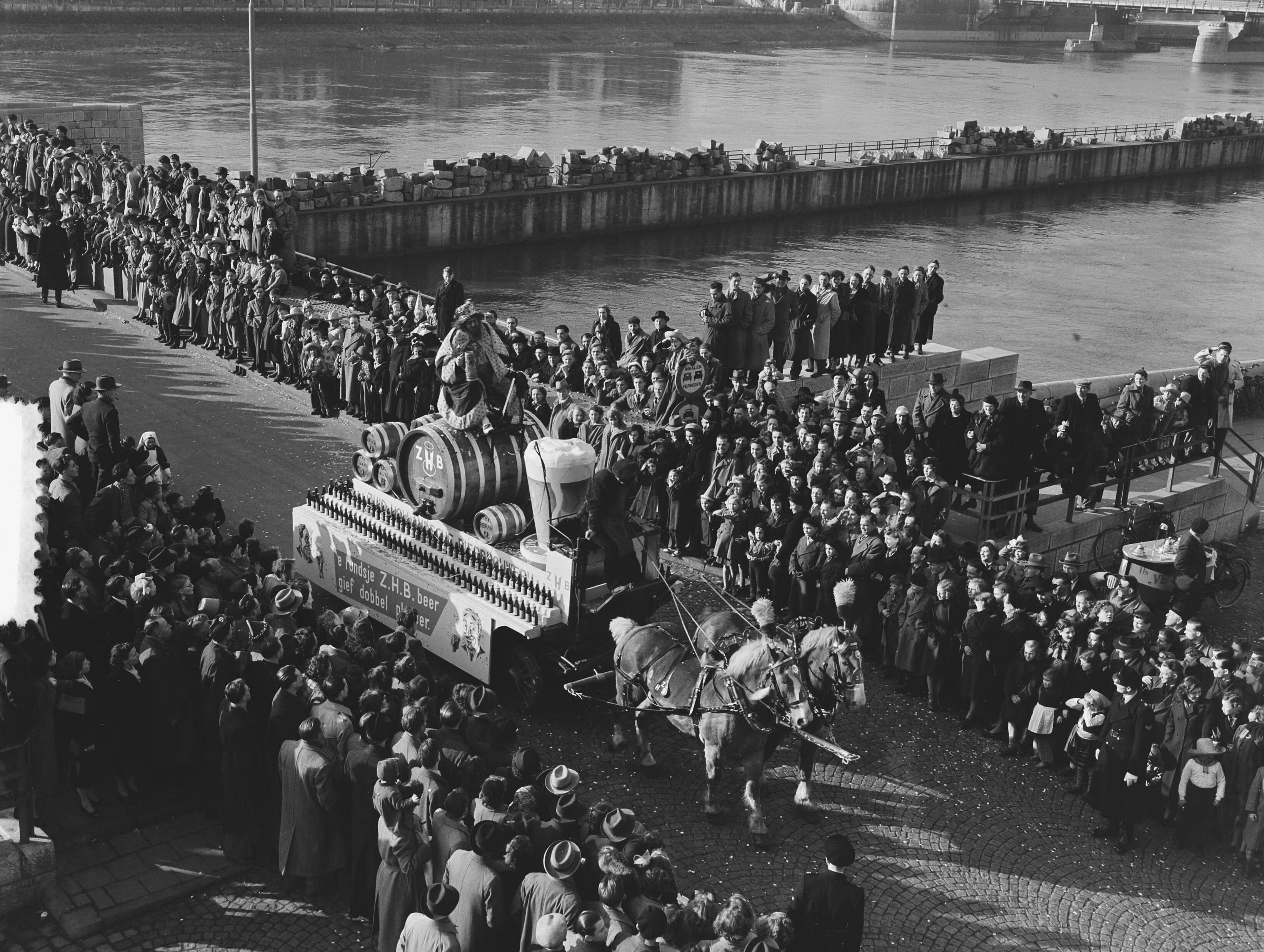 Carnavalsoptocht in Maastricht — Foto: Pot, Harry / Anefo. — Licentie: Set B: Rechtenvrij / Publiek Domein. Bron: Nationaal Archief. http://hdl.handle.net/10648/a8f5de7a-d0b4-102d-bcf8-003048976d84