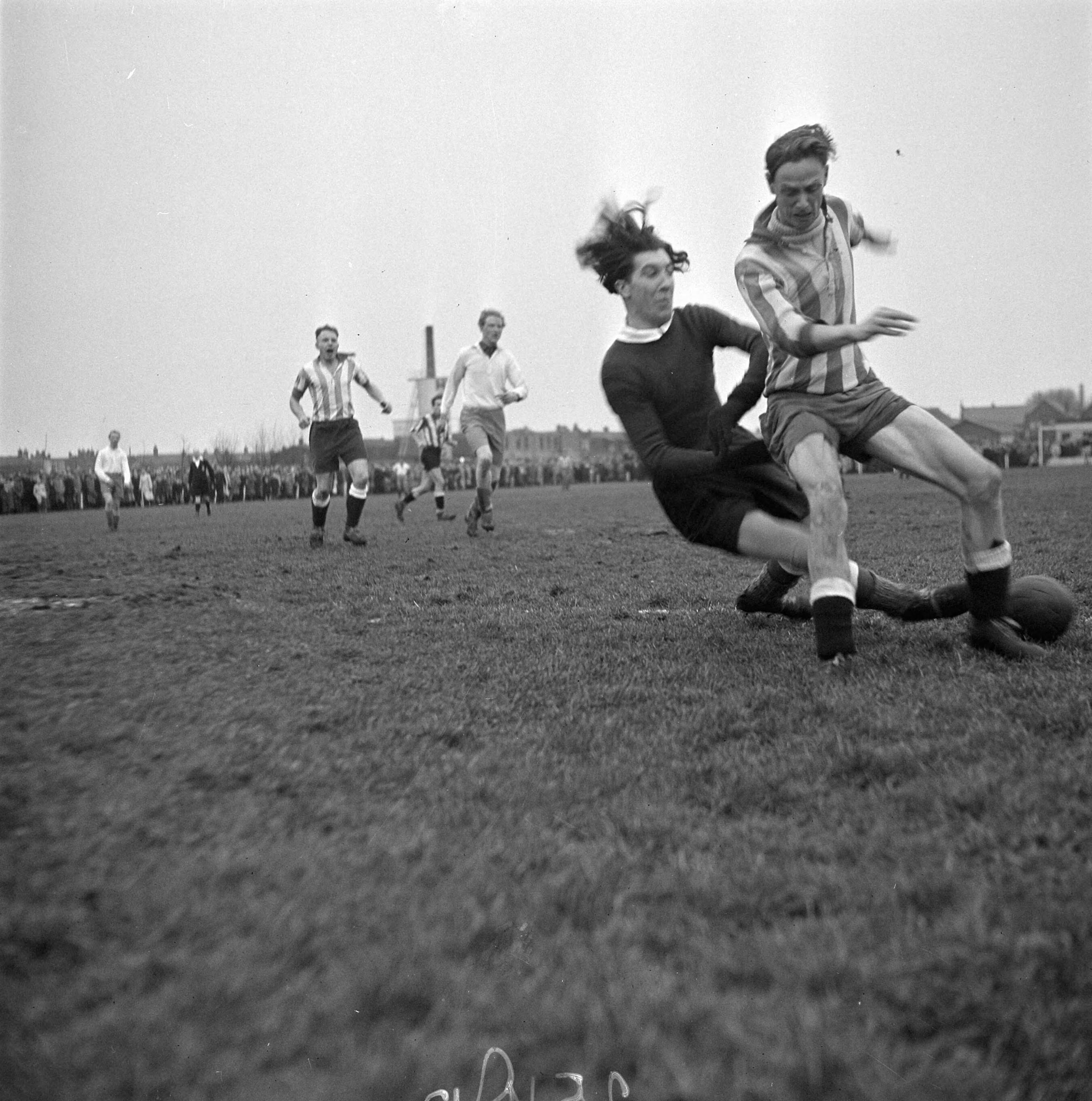 Fotocollectie Anefo — Voetbal. WFC tegen Spartaan 0-2. Keeper van De Spartaan in duel met WFC-speler — Foto: Valk, […] van der / Anefo. Licentie: Set B: Rechtenvrij / Publiek Domein. Bron: Nationaal Archief. http://hdl.handle.net/10648/a8b0f116-d0b4-102d-bcf8-003048976d84