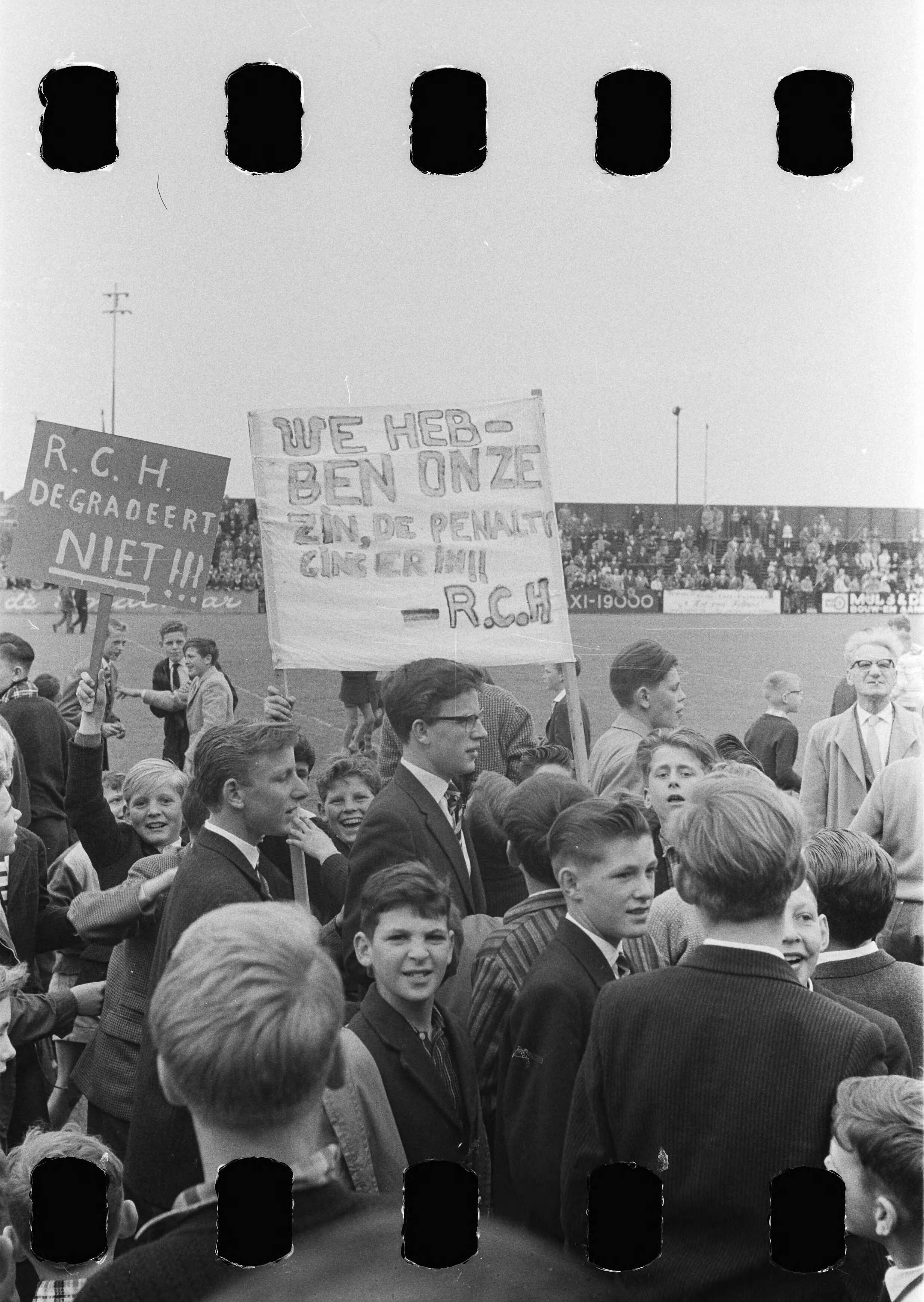 Fotocollectie Anefo — Voetbal. RCH tegen Limburgia. Supporters na afloop op het veld — Foto: Pot, Harry / Anefo. Licentie: Set B: Rechtenvrij / Publiek Domein. Bron: Nationaal Archief. http://hdl.handle.net/10648/a9aff756-d0b4-102d-bcf8-003048976d84