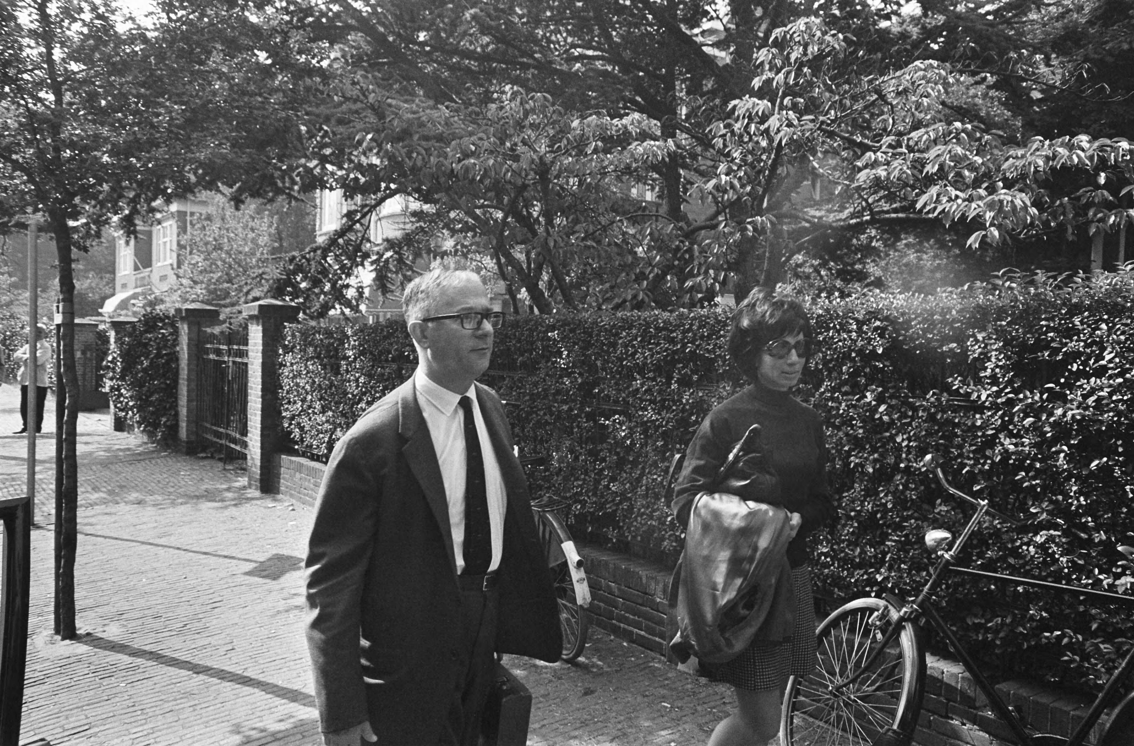 Fotocollectie Anefo — Jongeman pleegde aanslag op Israelische Ambassade, Den Haag : ambassadeur Arad met zijn secretaresse bij aankomst bij de ambassade — Foto: Evers, Joost / Anefo. Licentie: Set B: Rechtenvrij / Publiek Domein. Bron: Nationaal Archief. http://hdl.handle.net/10648/ab78d83c-d0b4-102d-bcf8-003048976d84