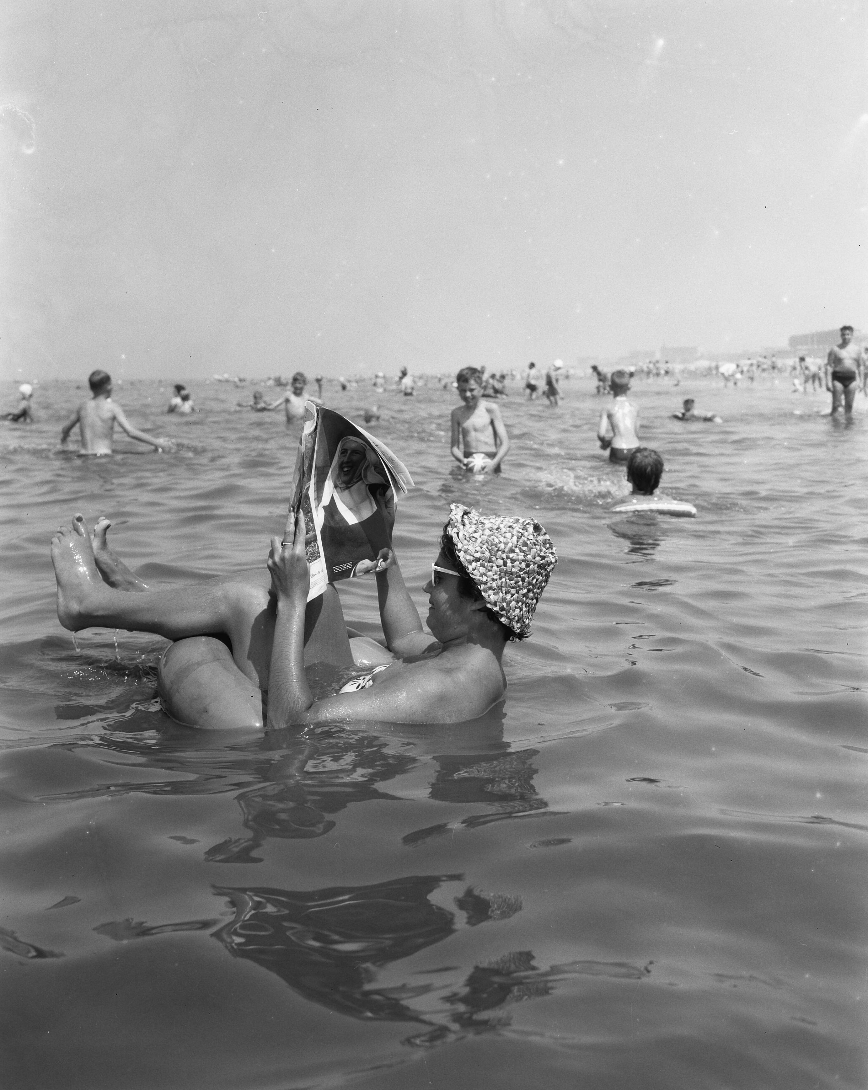 Fotocollectie Anefo — Warmte op het land. Verkoeling in het water. Strand Zandvoort — Foto: Pot, Harry / Anefo. Licentie: Set B: Rechtenvrij / Publiek Domein. Bron: Nationaal Archief. http://hdl.handle.net/10648/a9637700-d0b4-102d-bcf8-003048976d84