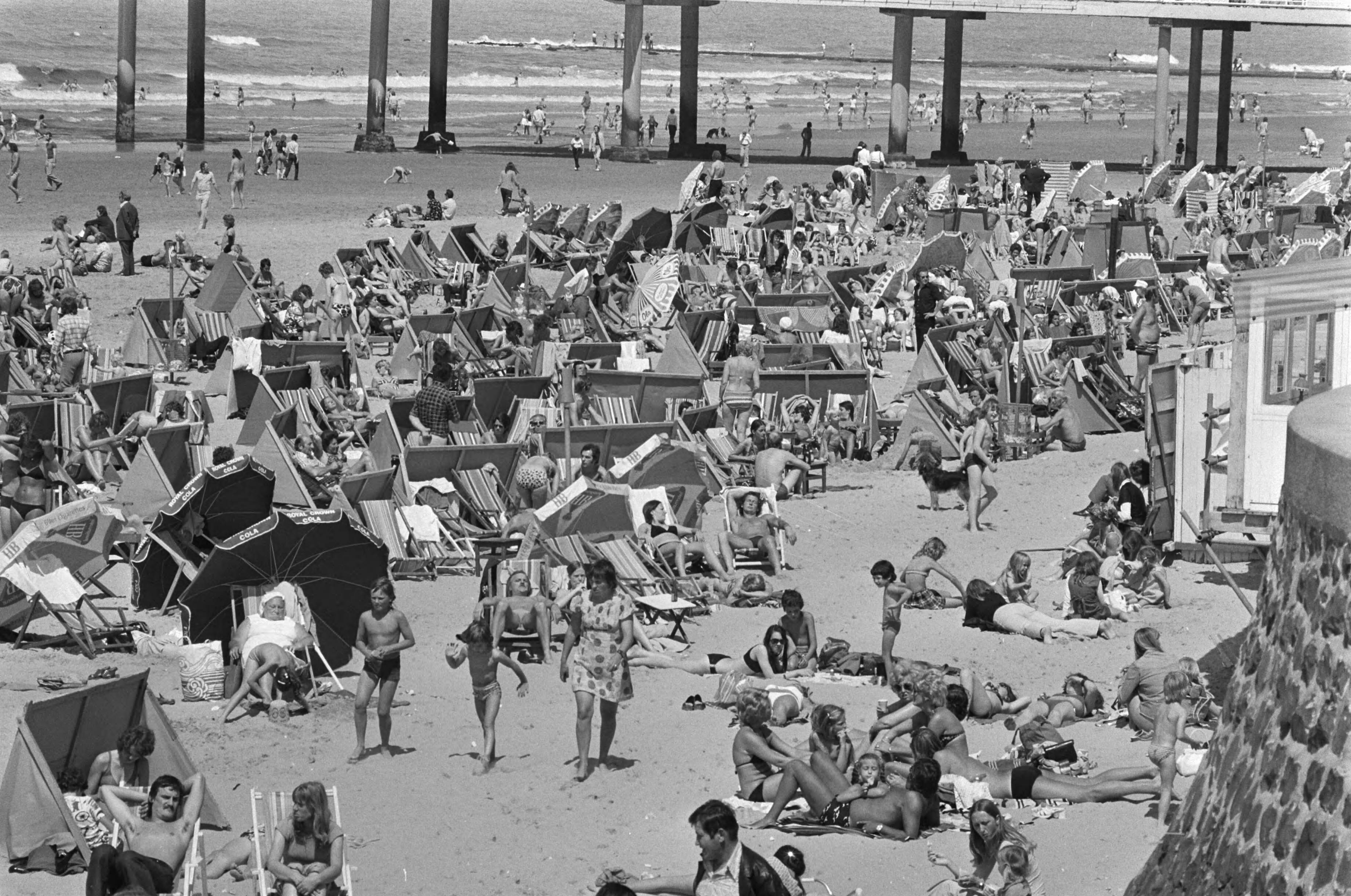 Fotocollectie Anefo — Drukte op Scheveningse strand; overzicht drukte — Foto: Verhoeff, Bert / Anefo. Licentie: Set B: Rechtenvrij / Publiek Domein. Bron: Nationaal Archief. http://hdl.handle.net/10648/ac50e006-d0b4-102d-bcf8-003048976d84