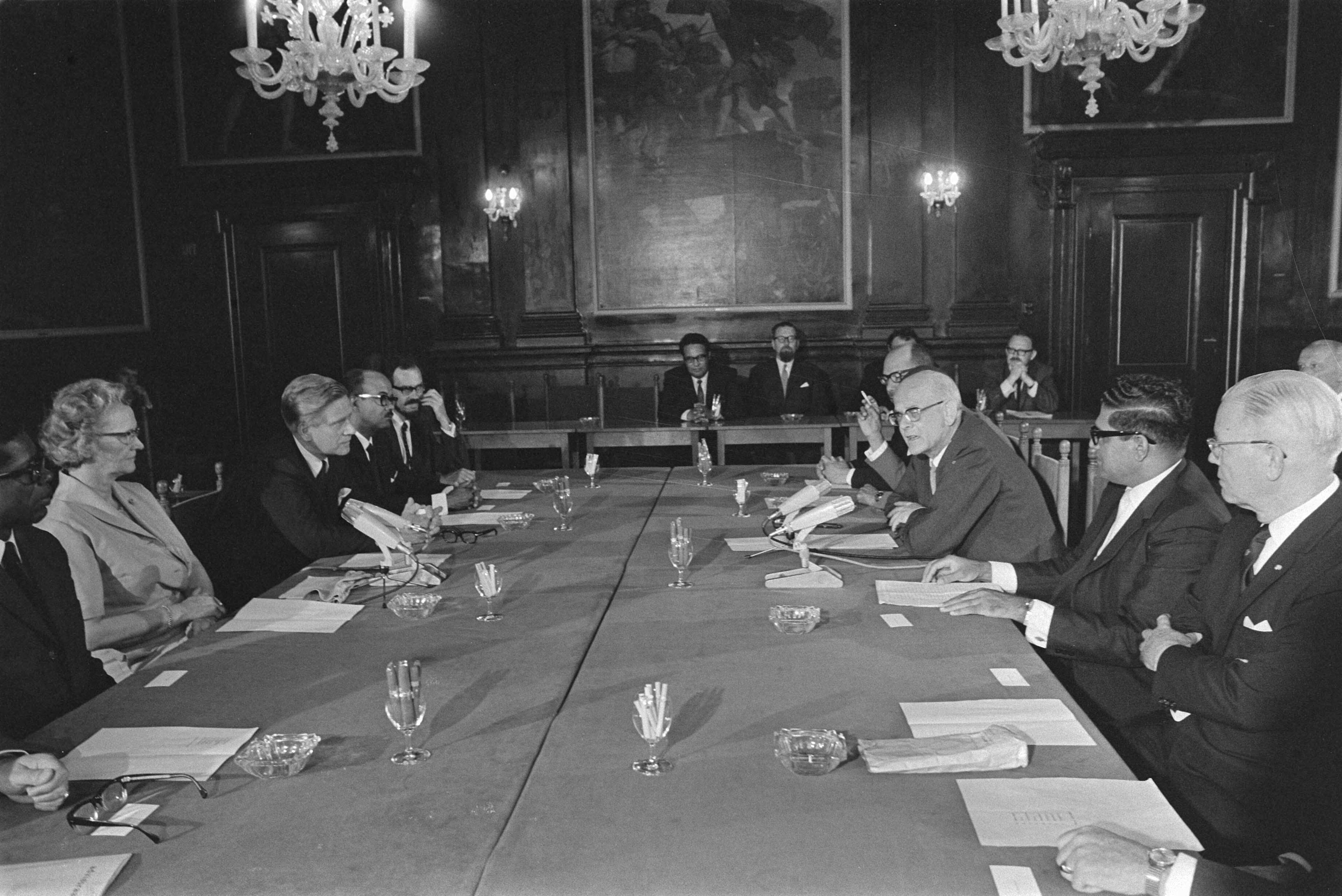 Fotocollectie Anefo — Tiende zitting van Adviesraad voor Culturele Samenwerking tussen drie landen van het Koninkrijk op Binnenhof, Den Haag ; overzicht — Foto: Mieremet, Rob / Anefo. Licentie: Set B: Rechtenvrij / Publiek Domein. Bron: Nationaal Archief. http://hdl.handle.net/10648/ab993b54-d0b4-102d-bcf8-003048976d84