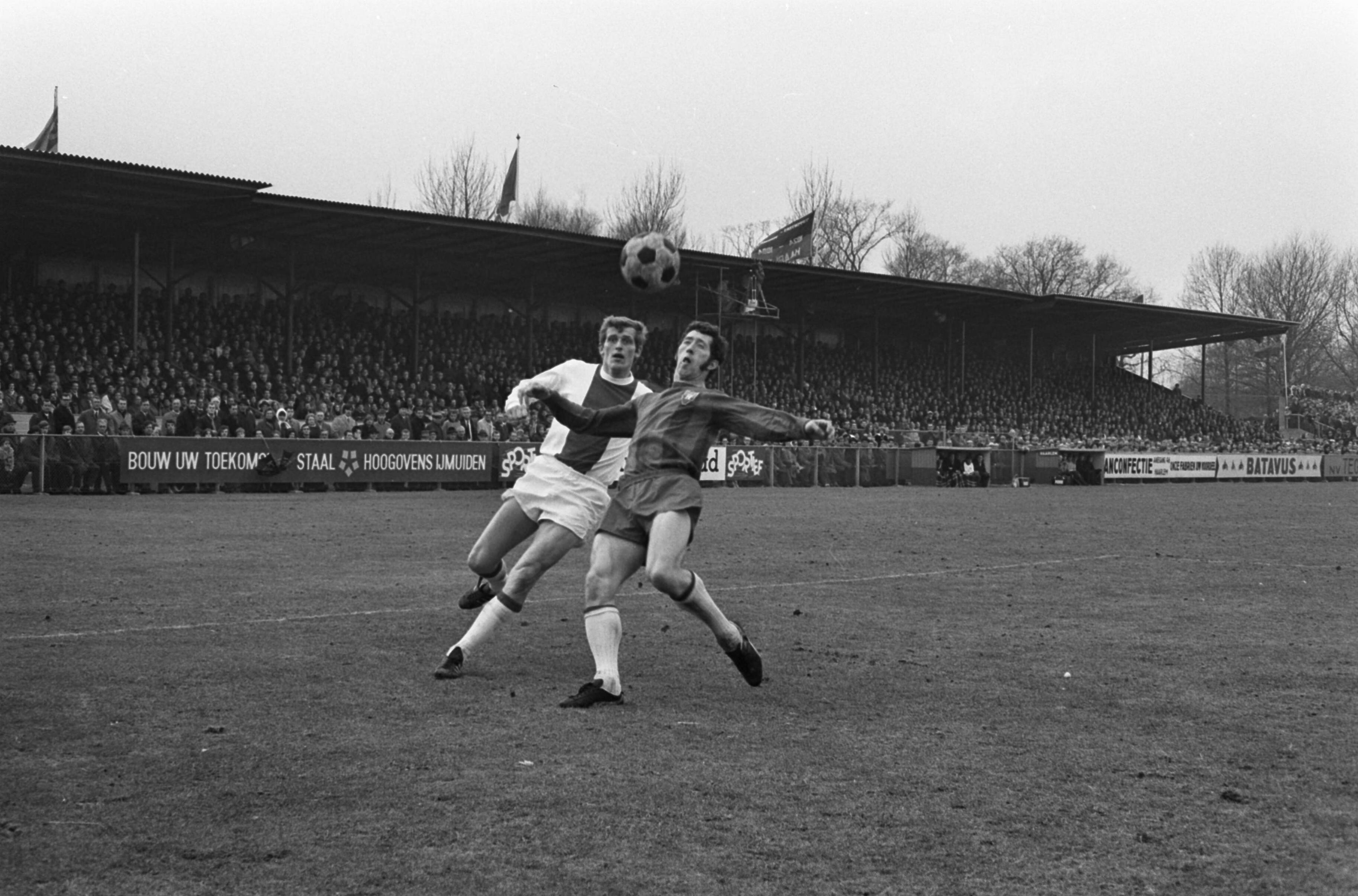 Fotocollectie Anefo — Haarlem tegen Ajax 0-1. Keizer in duel met (rechts) Koopman (H) — Foto: Verhoeff, Bert / Anefo. Licentie: Set B: Rechtenvrij / Publiek Domein. Bron: Nationaal Archief. http://hdl.handle.net/10648/ab8ff4c2-d0b4-102d-bcf8-003048976d84