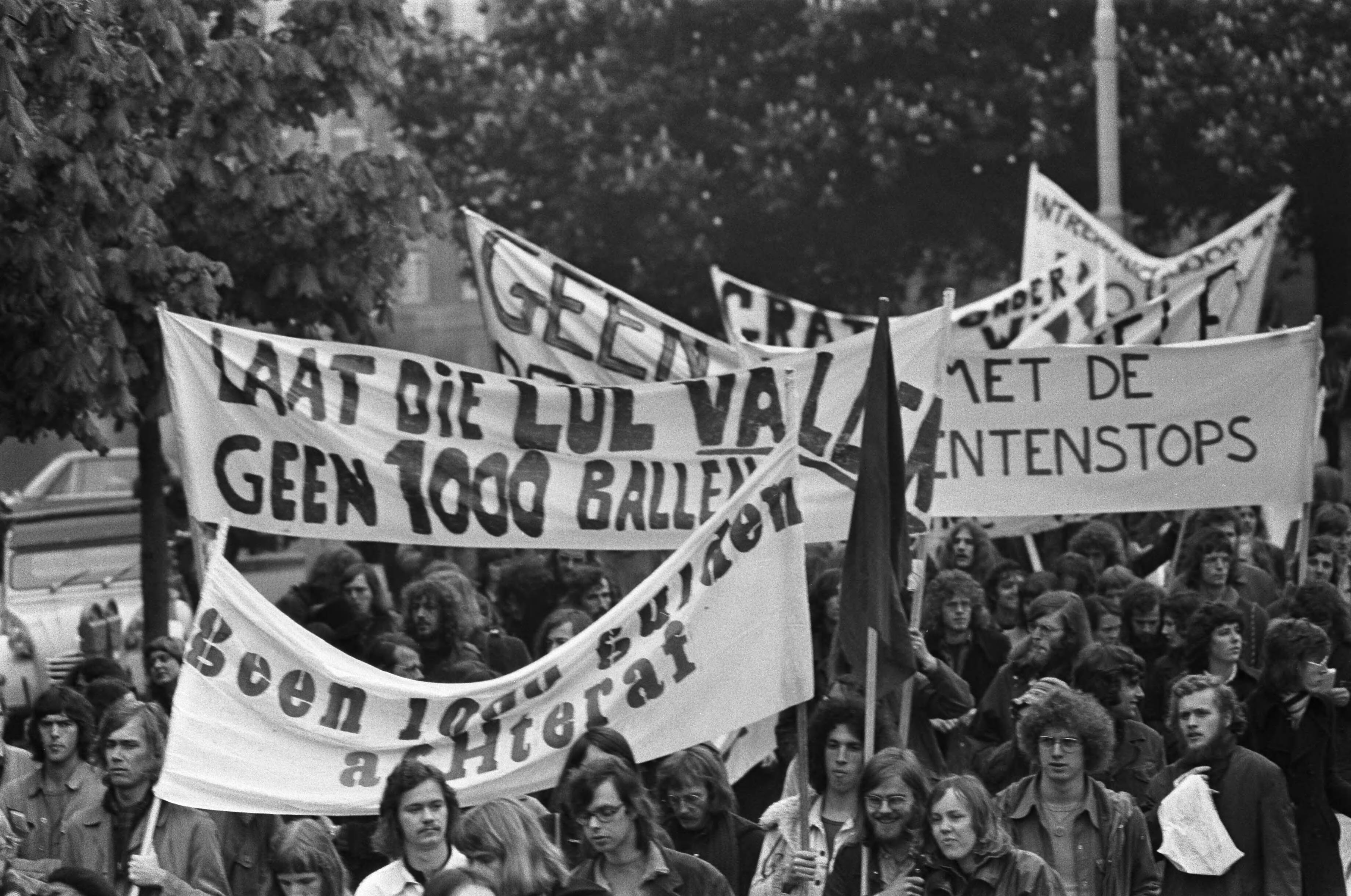 Fotocollectie Anefo — Studenten demonstreren in Den Haag tijdens behandeling f. 500,-- wet van Klein; demonstrerende studenten — Foto: Mieremet, Rob / Anefo. Licentie: Set B: Rechtenvrij / Publiek Domein. Bron: Nationaal Archief. http://hdl.handle.net/10648/ac4a7a7c-d0b4-102d-bcf8-003048976d84