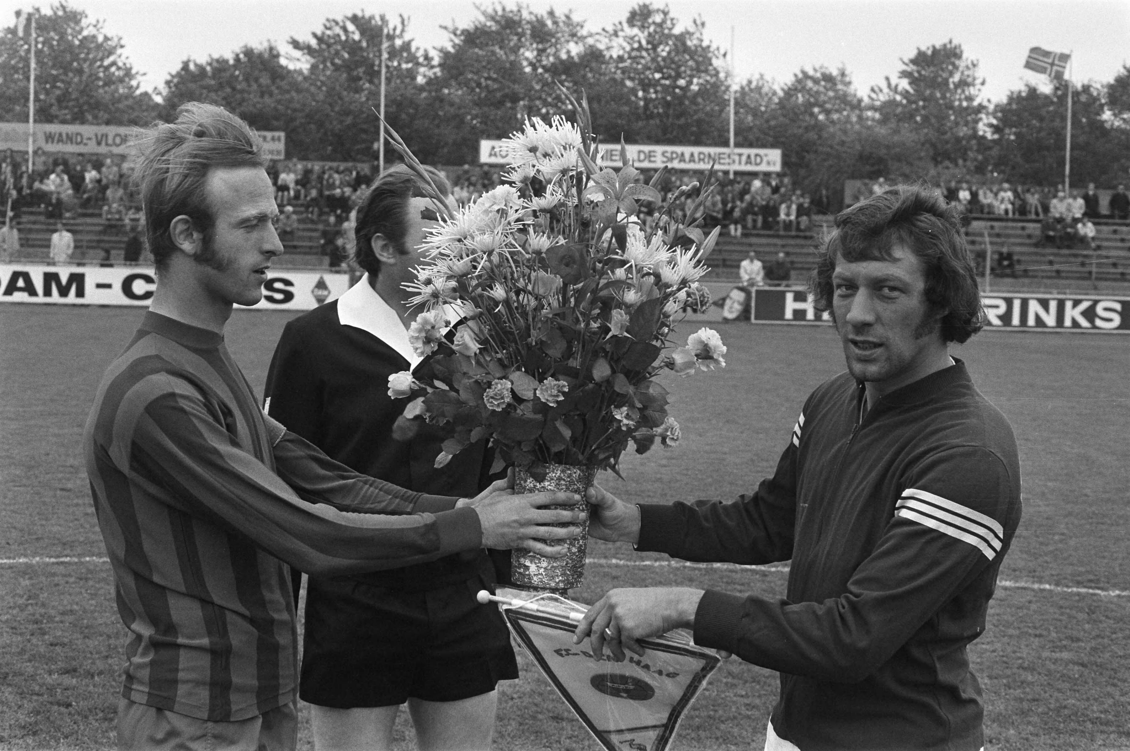 Vriendschappelijke wedstrijd HFC Haarlem - ADO Den Haag — ADO Den Haag|Haarlem|Noord-Holland|sport |voetbal |scheidsrechters |wedstrijden|HFC Haarlem — Foto: Fotograaf Onbekend / Anefo. Licentie: Set B: Rechtenvrij / Publiek Domein. Bron: Nationaal Archief. http://hdl.handle.net/10648/abea89fa-d0b4-102d-bcf8-003048976d84