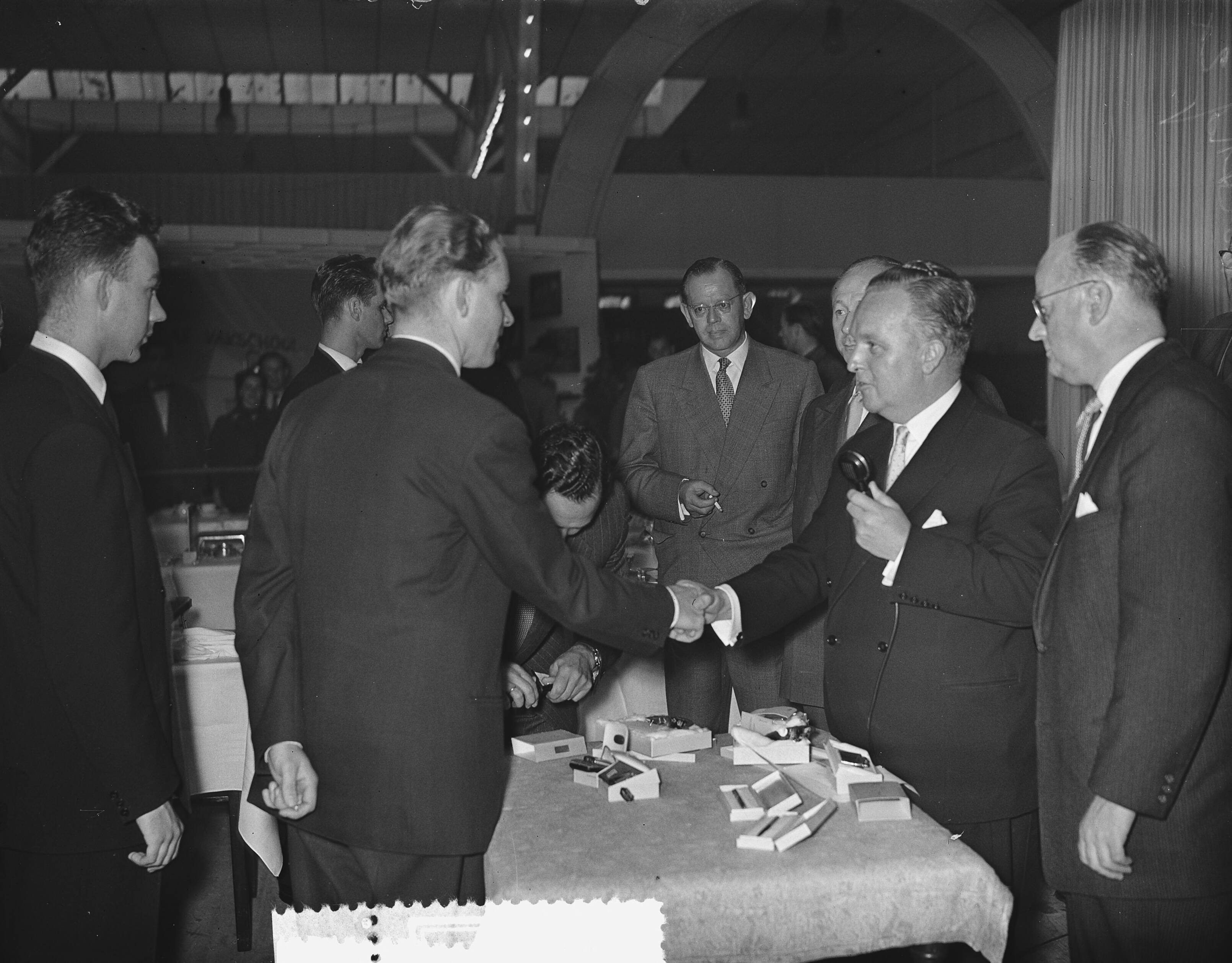 Fotocollectie Anefo — Horecaf tentoonstelling de RAI Amsterdam. Dienwedstrijd — Foto: Bilsen, Joop van / Anefo. Licentie: Set B: Rechtenvrij / Publiek Domein. Bron: Nationaal Archief. http://hdl.handle.net/10648/a93c5c9c-d0b4-102d-bcf8-003048976d84