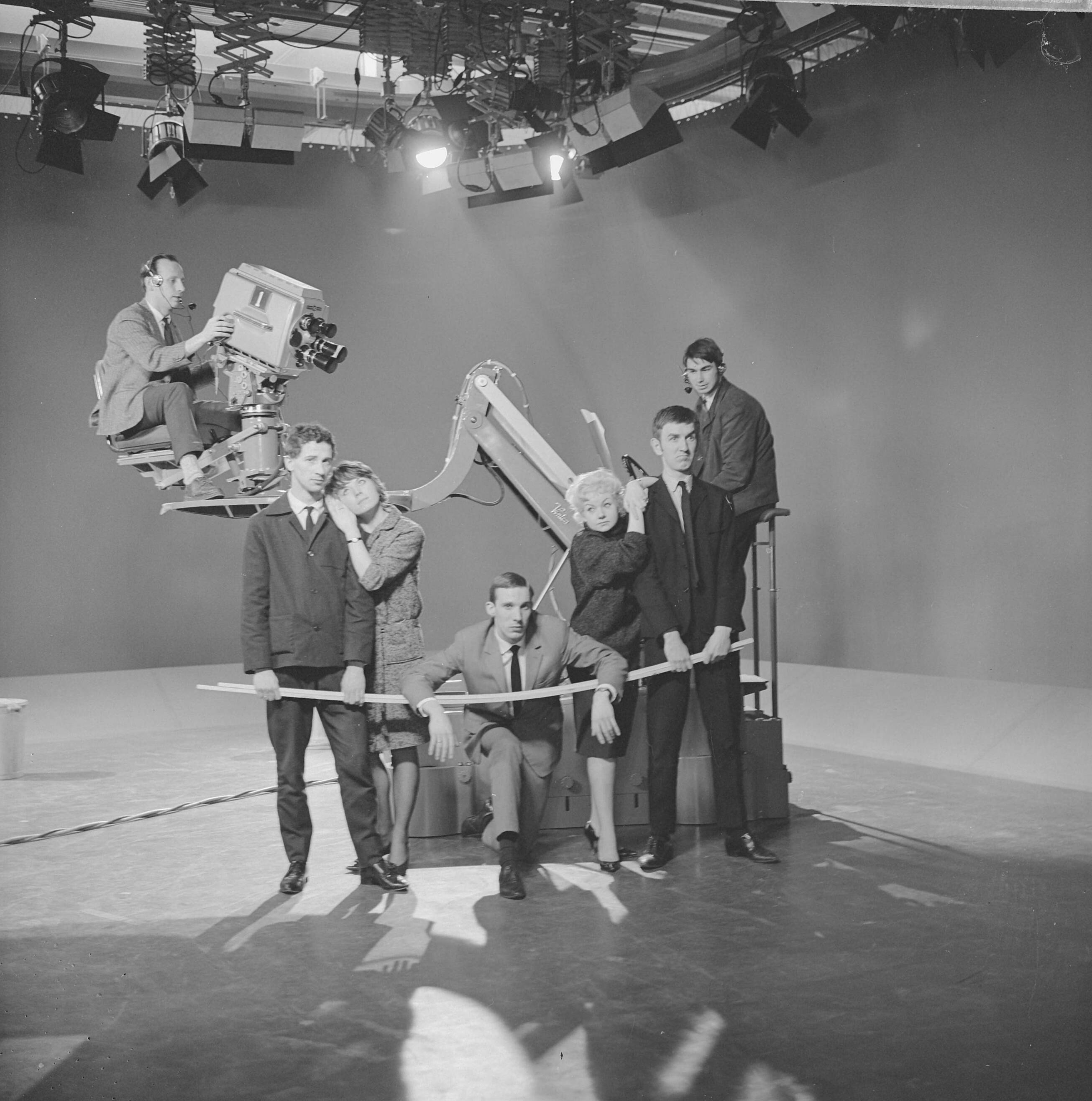 Fotocollectie Anefo — Nieuwe tv-studio voor NTS in gebruik genomen — Foto: Koch, Eric / Anefo. Licentie: Set B: Rechtenvrij / Publiek Domein. Bron: Nationaal Archief. http://hdl.handle.net/10648/aa243418-d0b4-102d-bcf8-003048976d84