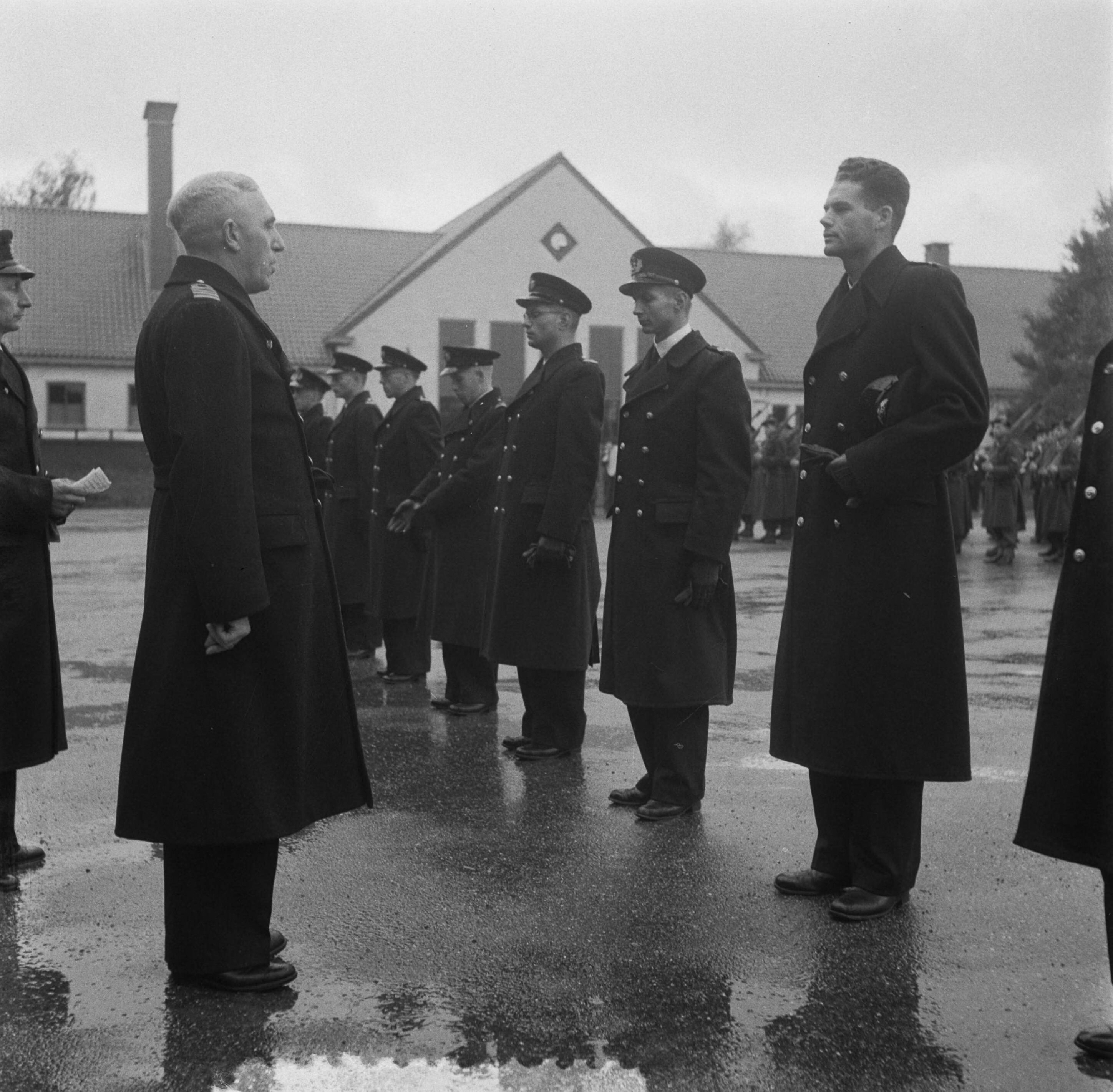 Beëdiging van marineofficieren op het MOC te Hilversum — Foto: Pot, Harry / Anefo. — Licentie: Set B: Rechtenvrij / Publiek Domein. Bron: Nationaal Archief. http://hdl.handle.net/10648/a901107e-d0b4-102d-bcf8-003048976d84