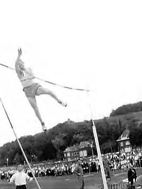 Fotocollectie Anefo — Atletiek. Landenwedstrijd Nederland tegen België in Maastricht, polsstokhoogspringen [een van de Nederlandse deelnemers; Van Es, Wysen of Gelens] — Foto: Bilsen, Joop van / Anefo. Licentie: Set B: Rechtenvrij / Publiek Domein. Bron: Nationaal Archief. http://hdl.handle.net/10648/a9824496-d0b4-102d-bcf8-003048976d84