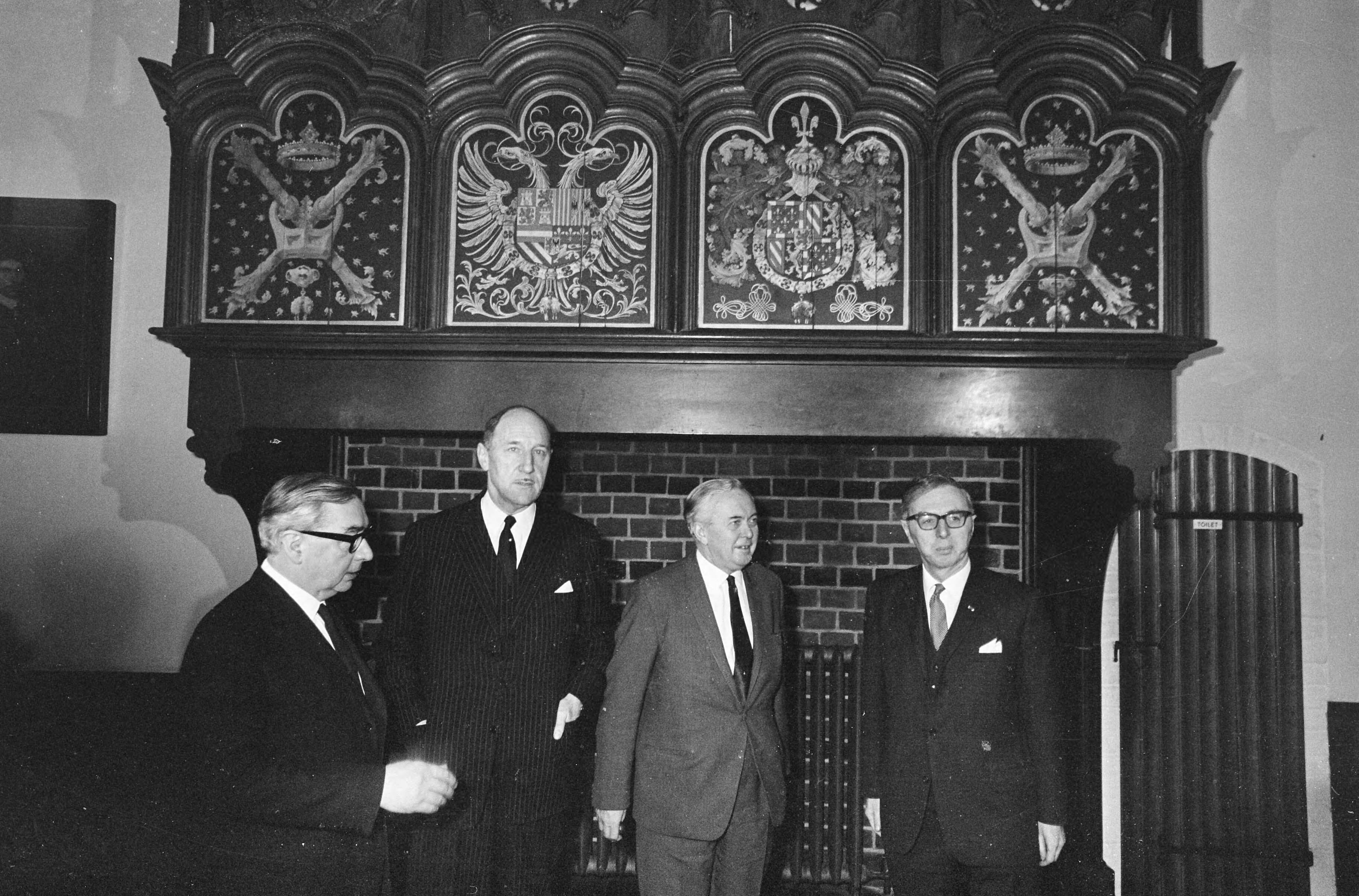 Fotocollectie Anefo — Overleg tussen Engeland en Nederland te Den Haag , v.l.n Brown, Luns, Wilson en Zijlstra — Foto: Kroon, Ron / Anefo. Licentie: Set B: Rechtenvrij / Publiek Domein. Bron: Nationaal Archief. http://hdl.handle.net/10648/ab114442-d0b4-102d-bcf8-003048976d84