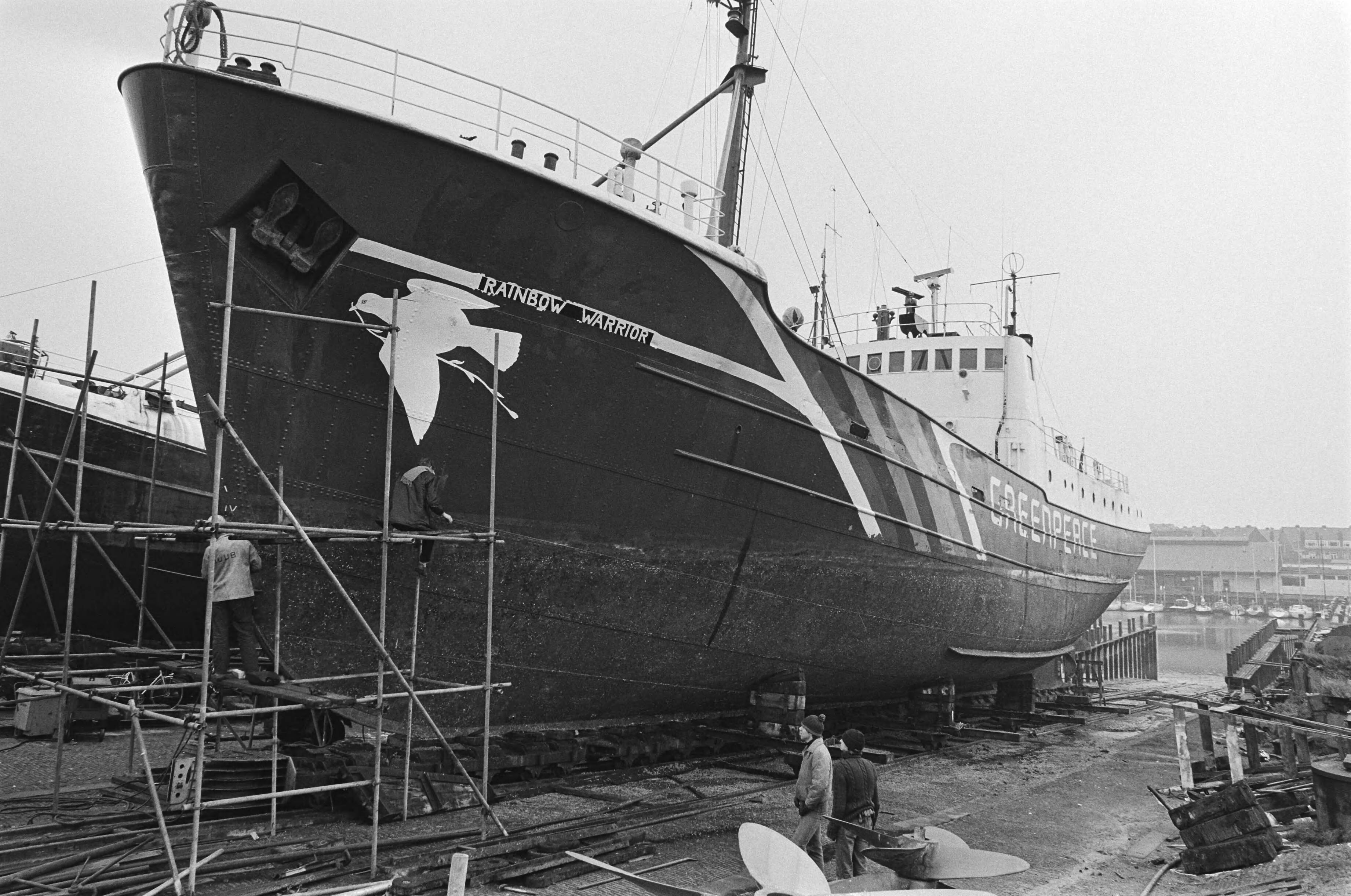 Fotocollectie Anefo — Greenpeaceschip, de Rainbow Warrior wordt op scheepswerf in Scheveningen klaargemaakt voor tocht naar IJsvelden bij New Foundland — Foto: Antonisse, Marcel / Anefo. Licentie: Set B: Rechtenvrij / Publiek Domein. Bron: Nationaal Archief. http://hdl.handle.net/10648/acf5d0d4-d0b4-102d-bcf8-003048976d84