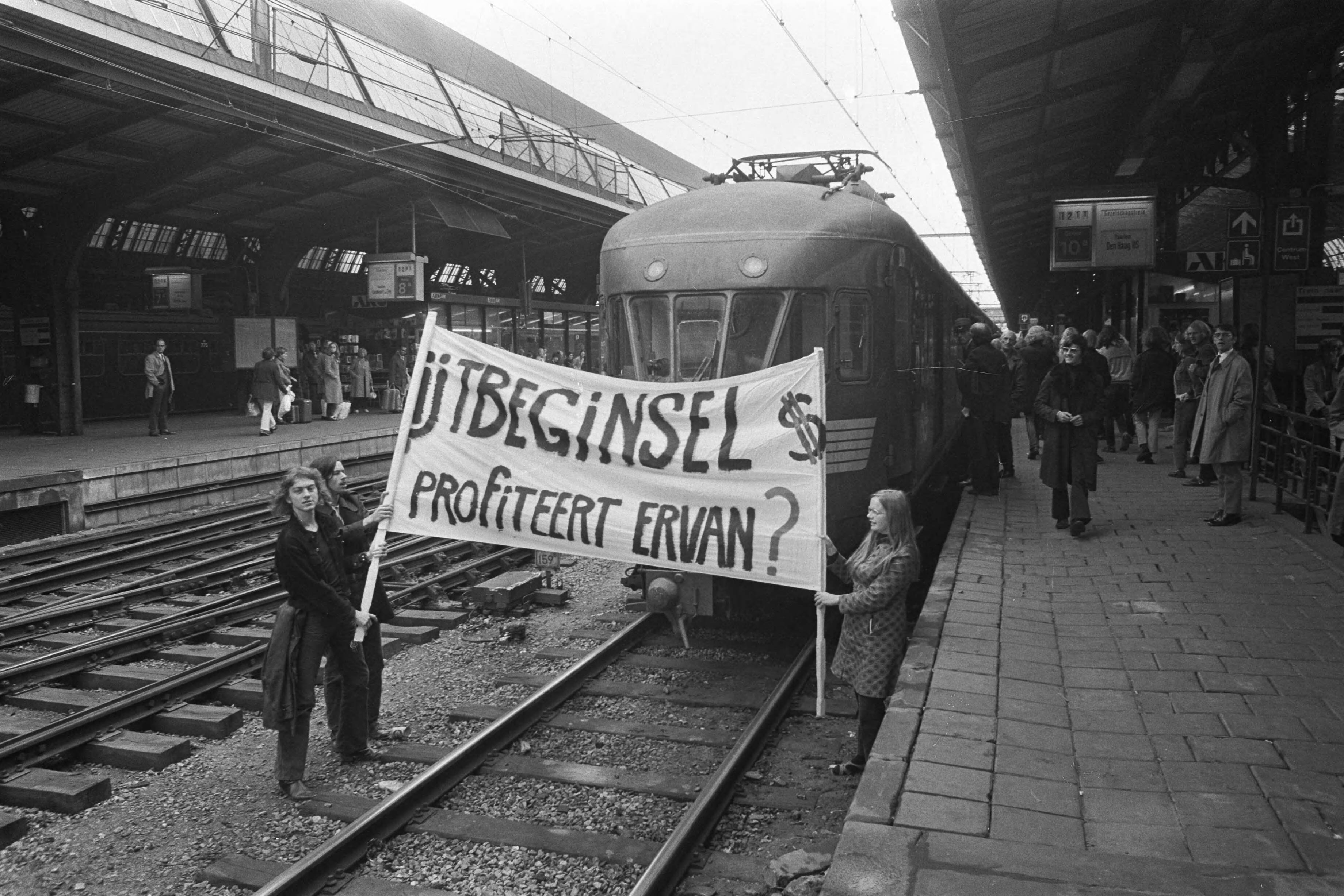 Fotocollectie Anefo — Demonstratie tegen onderwijsbeleid van kabinet Biesheuvel in Den Haag — Foto: Peters, Hans / Anefo. Licentie: Set B: Rechtenvrij / Publiek Domein. Bron: Nationaal Archief. http://hdl.handle.net/10648/abd04bee-d0b4-102d-bcf8-003048976d84